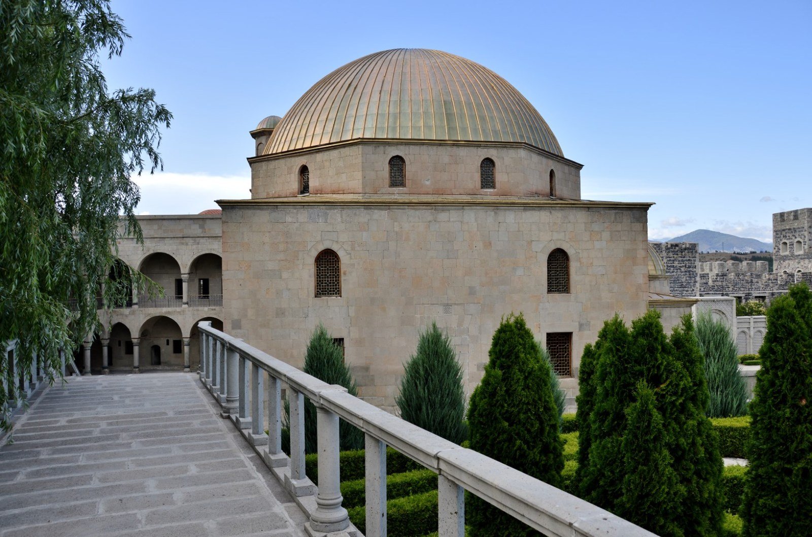 Moschea Ahmediye vista dalla passerella sud di Rabati, Akhaltsikhe