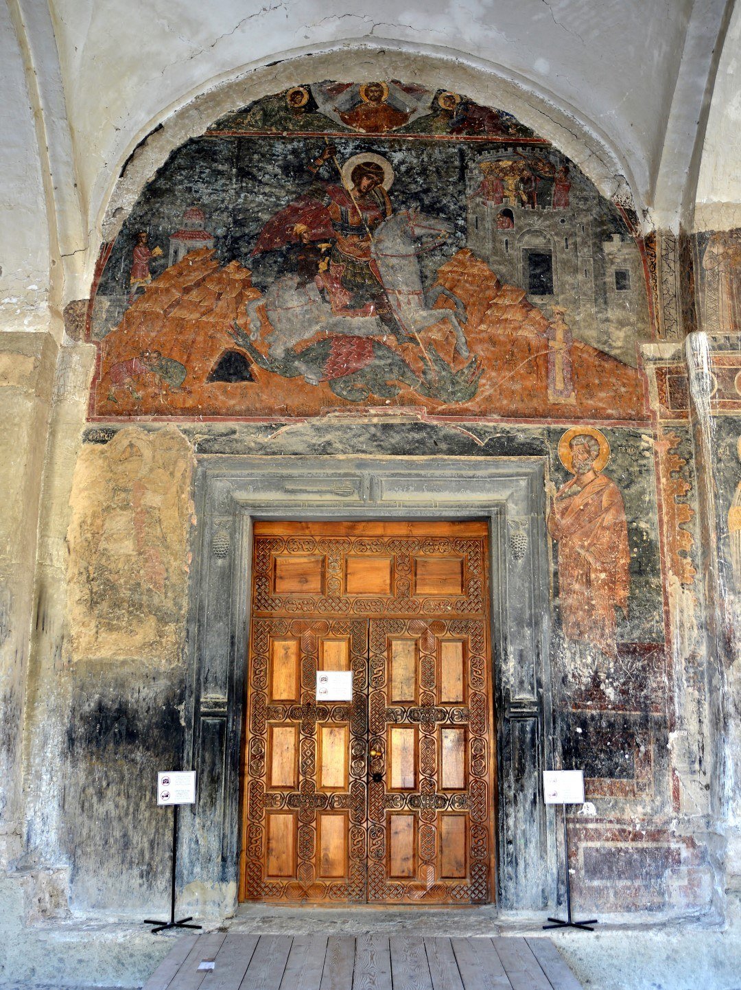 Detalle de frescos medievales en el pórtico del Monasterio de Alaverdi
