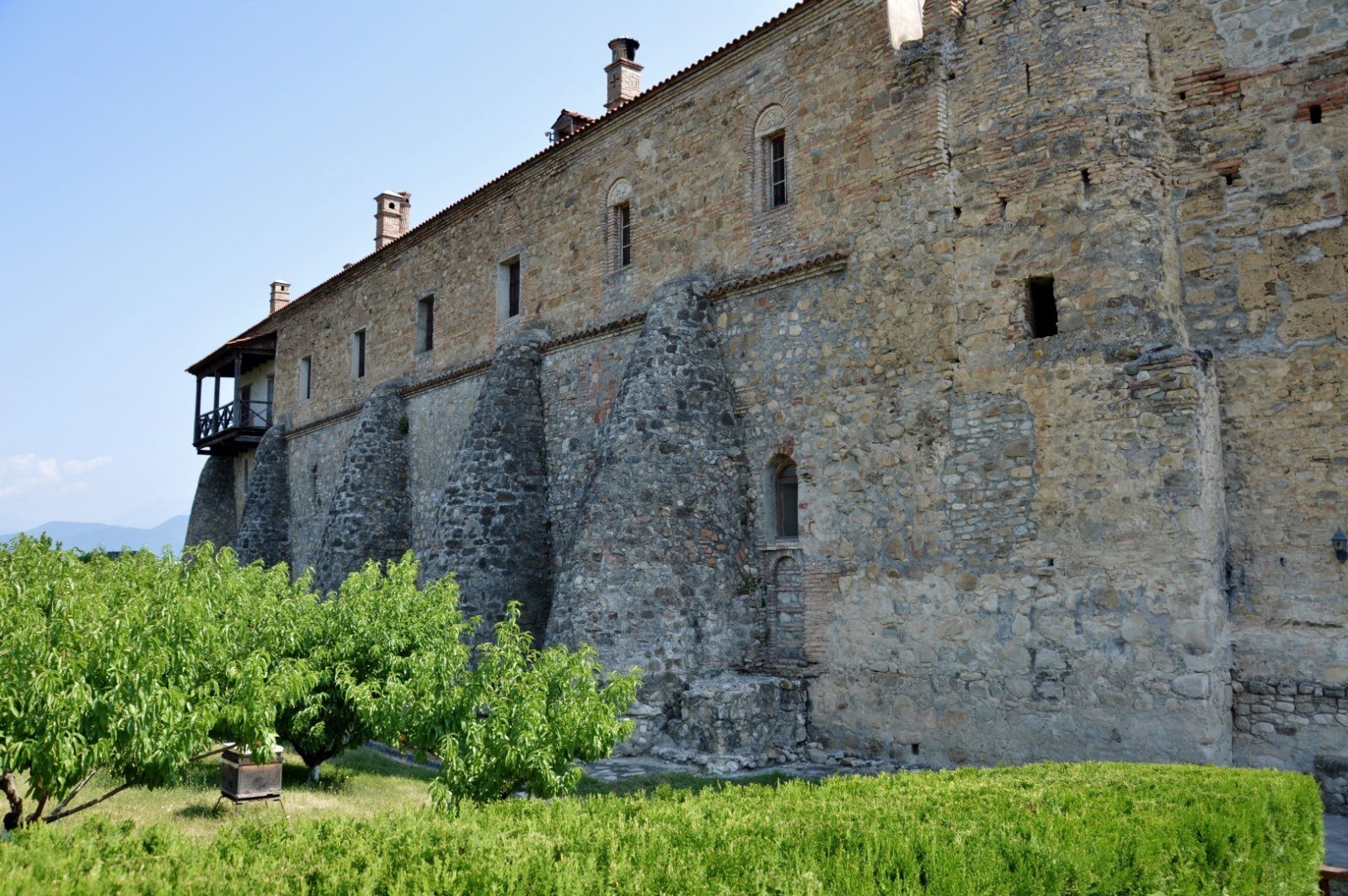 Contrafuertes de la muralla suroccidental del Monasterio de Alaverdi