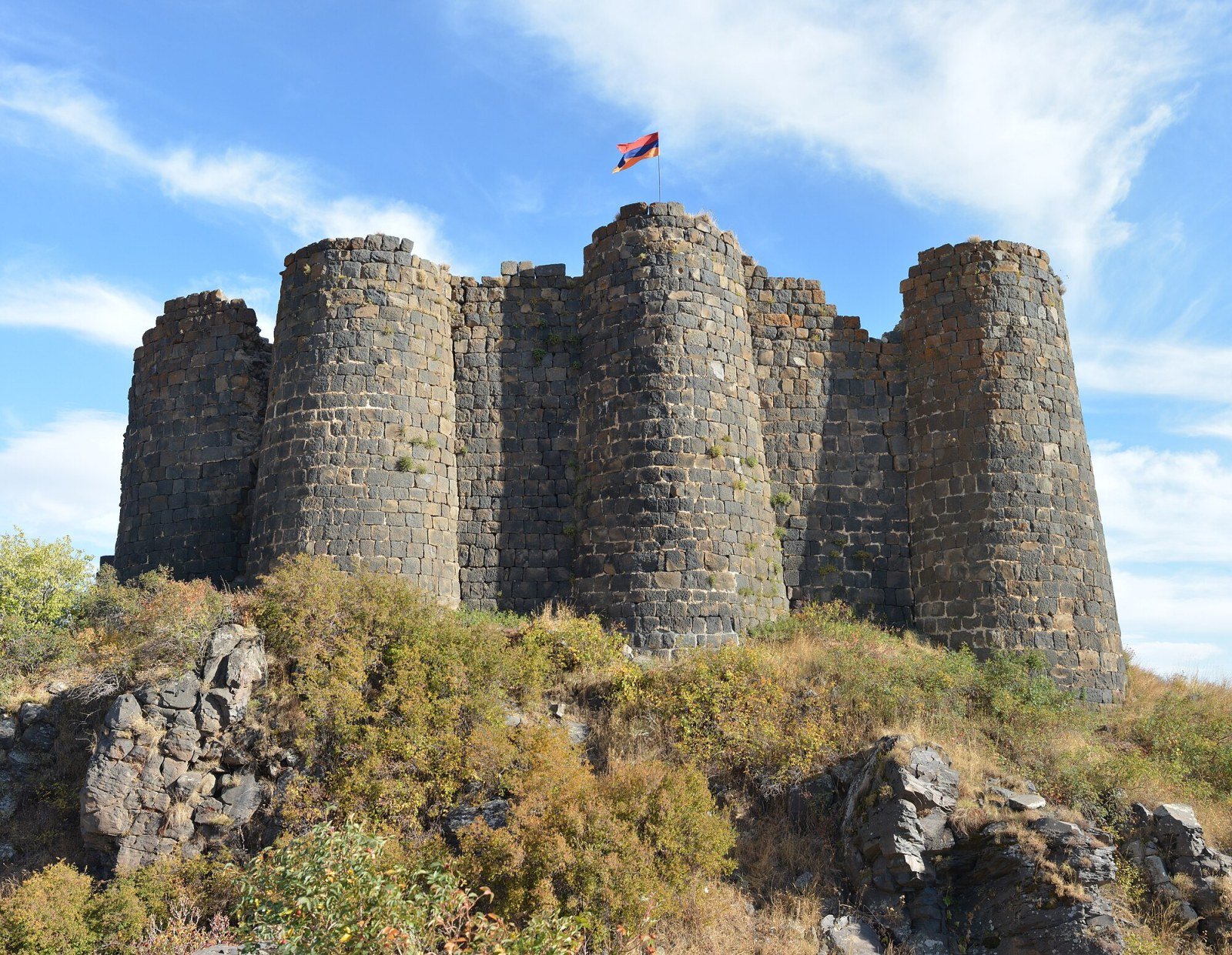 Fortaleza de Amberd sobre el espolón rocoso del monte Aragats