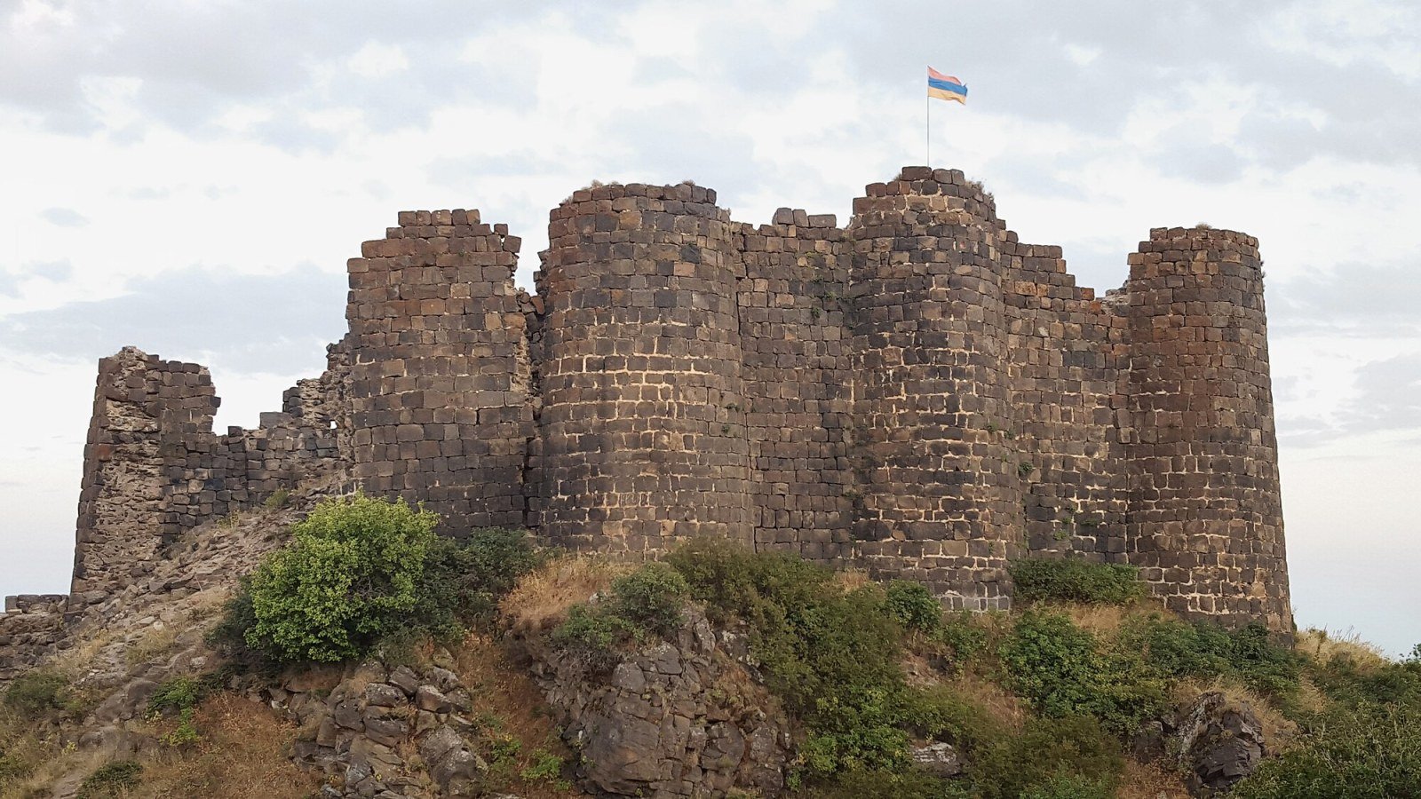 Iglesia de Vahramashen de 1026 en la Fortaleza de Amberd