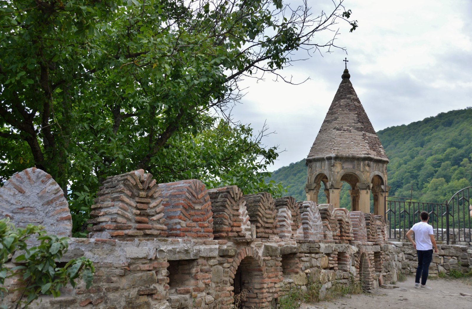 Almenas y campanario de la Fortaleza de Ananuri en Georgia