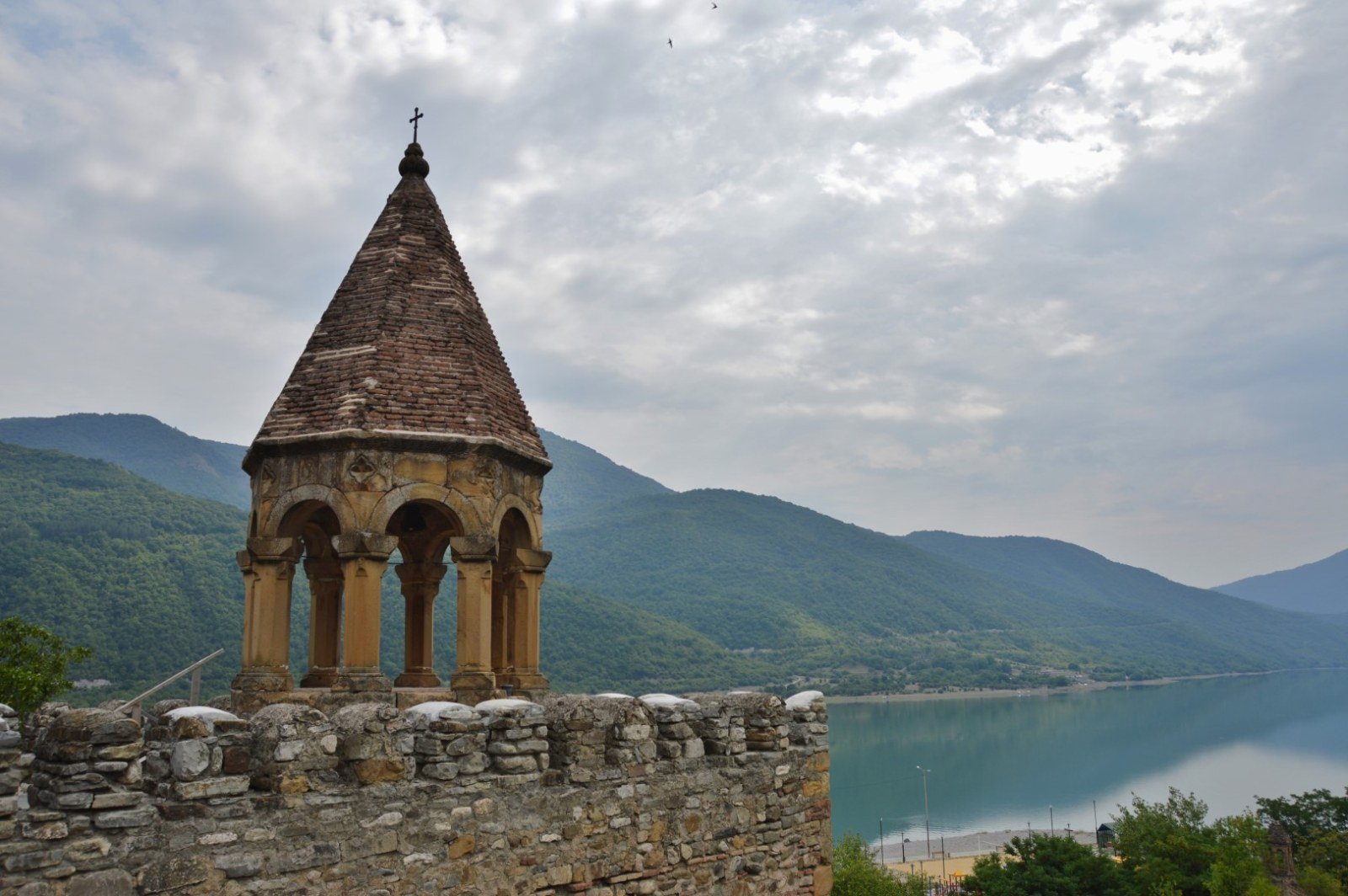 Campanario de la Fortaleza de Ananuri con el embalse de Zhinvali al fondo