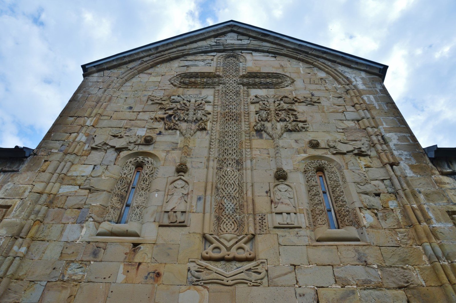 Cruz de sarmiento de vid en la fachada oriental de la iglesia de la Asunción, Ananuri