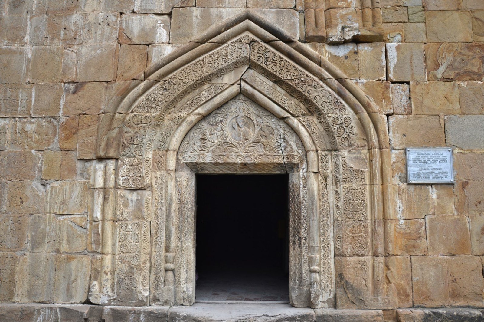Portada de la iglesia de la Asunción en la Fortaleza de Ananuri