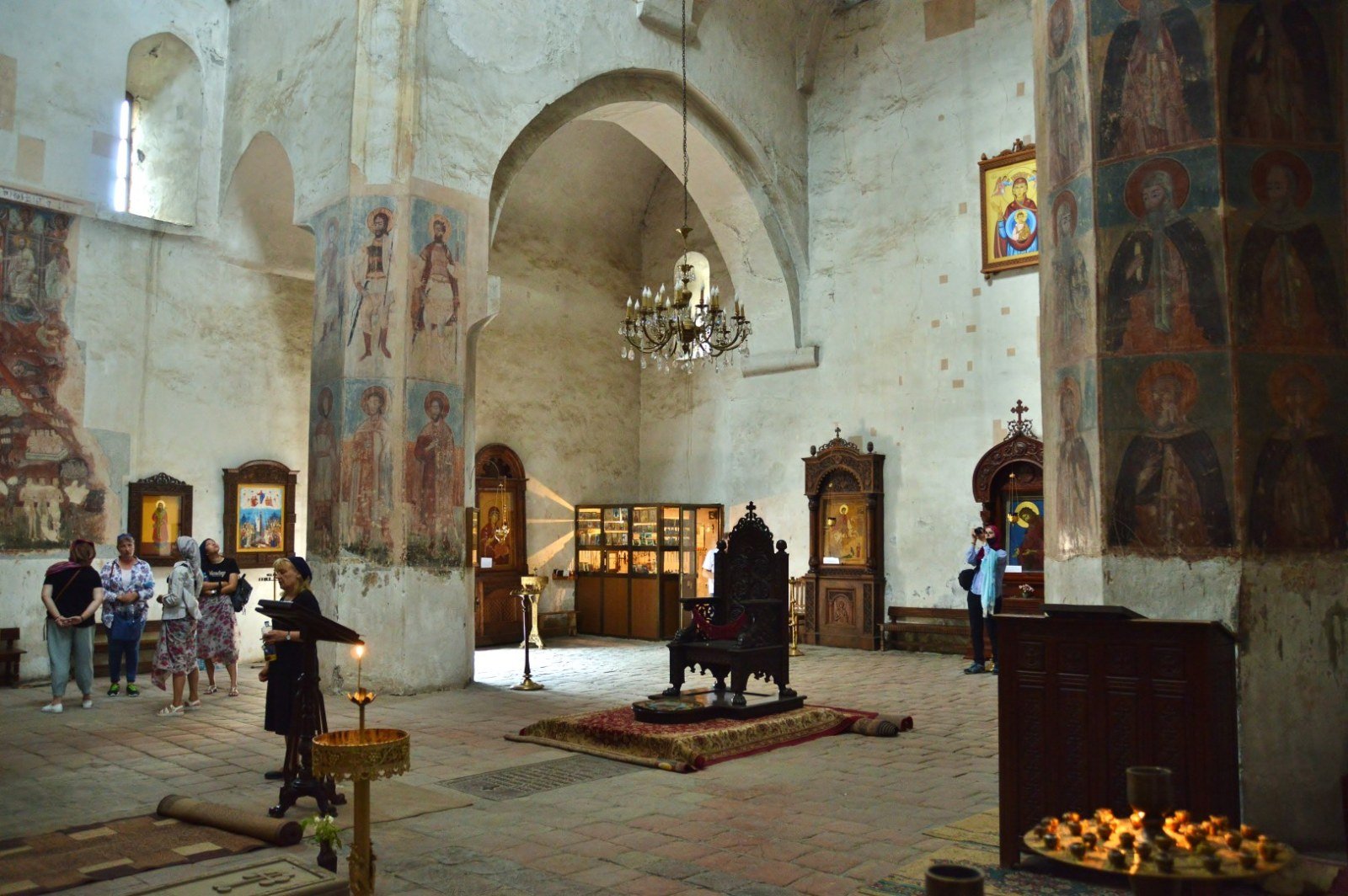Interior de la iglesia de la Asunción en la Fortaleza de Ananuri con frescos medievales