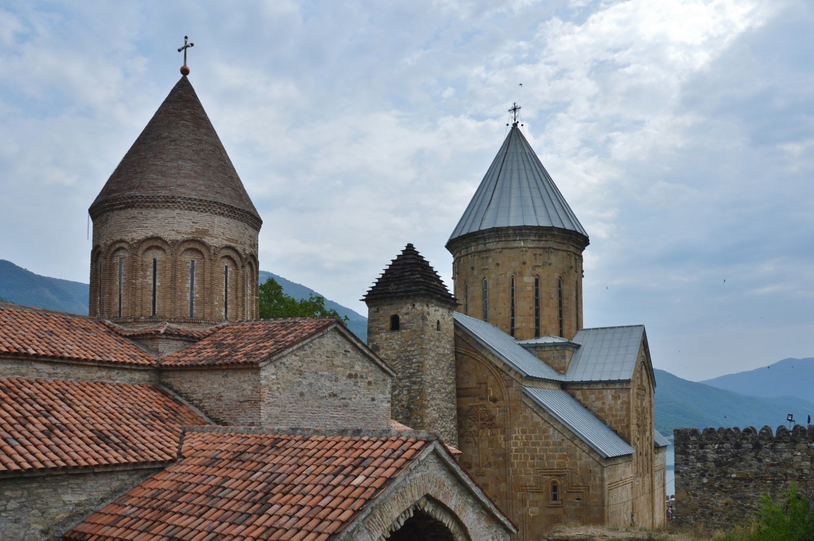 Iglesia de la Virgen, torre Sheupovari e iglesia de la Asunción en la Fortaleza de Ananuri