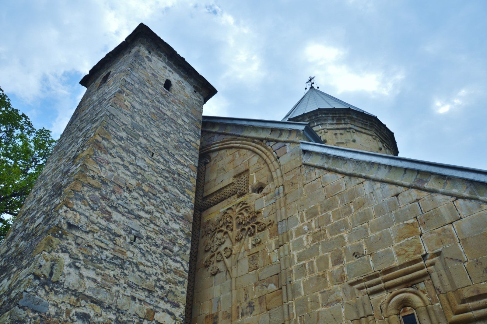 Torre Sheupovari y fachada occidental de la iglesia de la Asunción en Ananuri