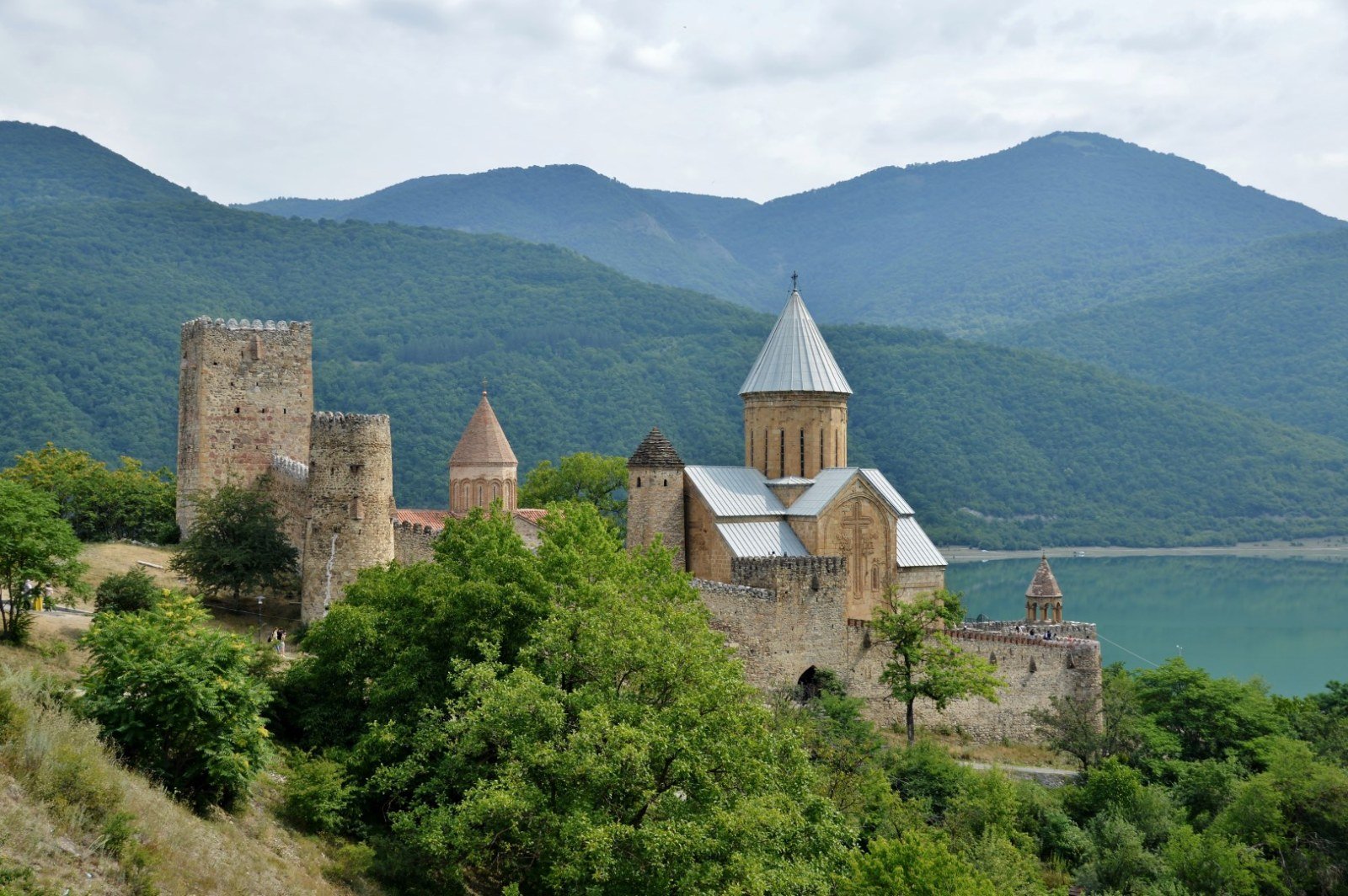 Fortaleza de Ananuri vista desde el puente sobre el río Arkala con el embalse de Zhinvali al fondo