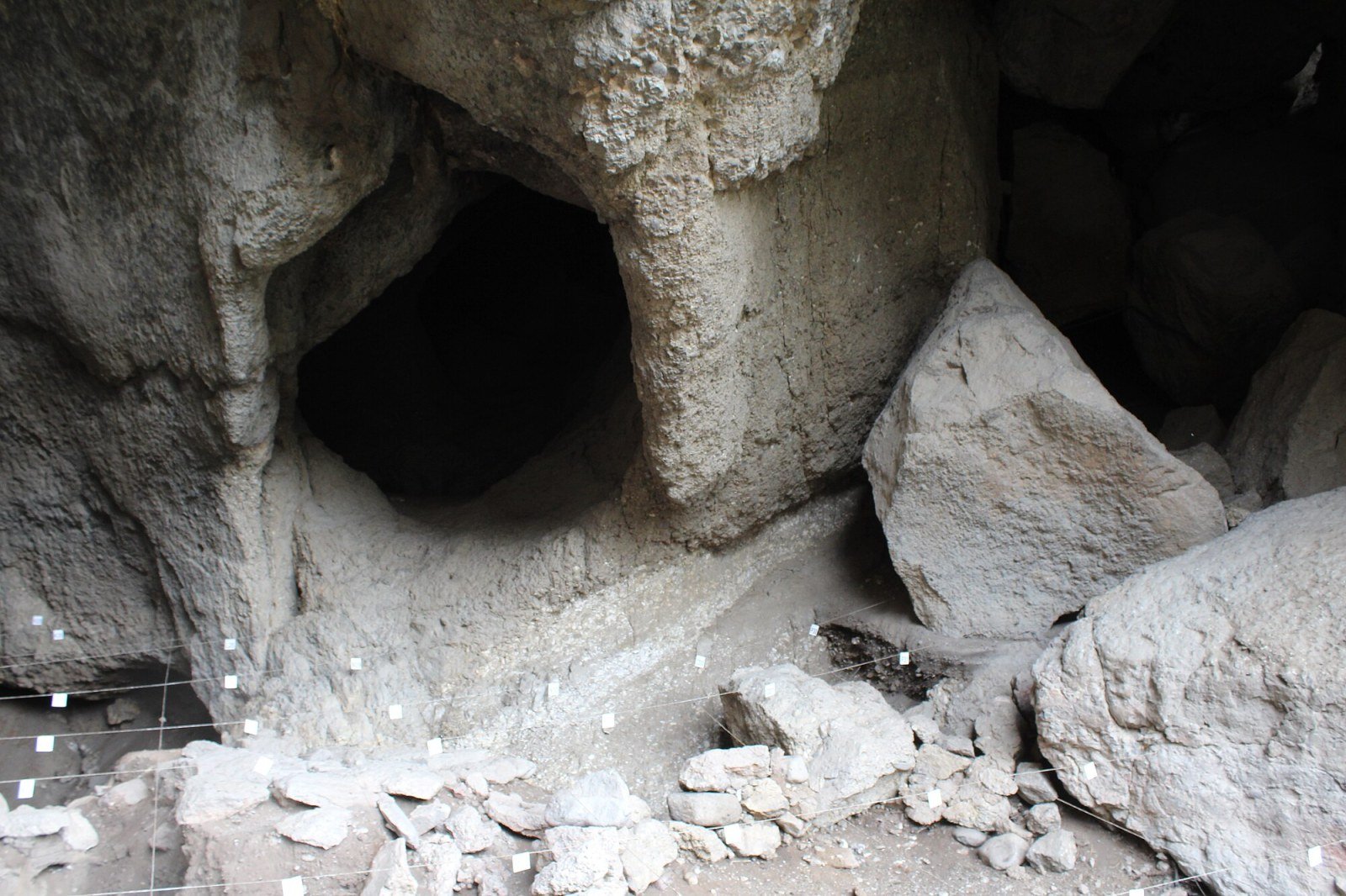 Entrada a la cueva de Areni-1 en el valle de Vayots Dzor, Armenia