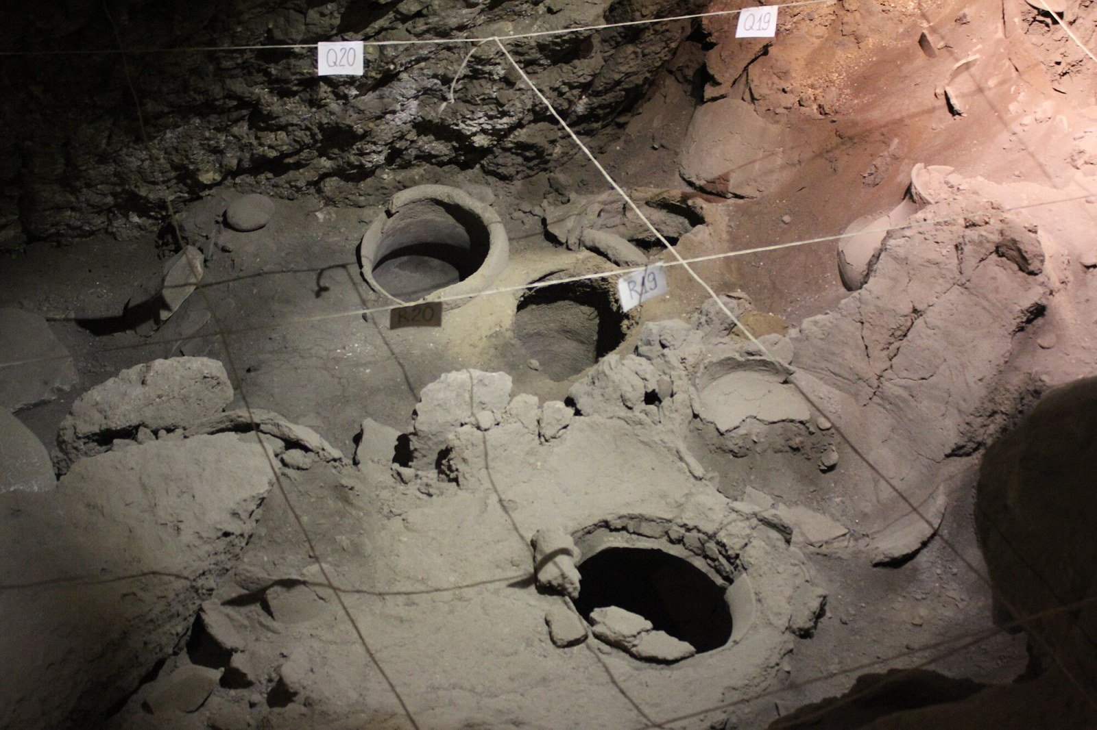 Interior de la cueva de Areni-1 con estratigrafías arqueológicas expuestas