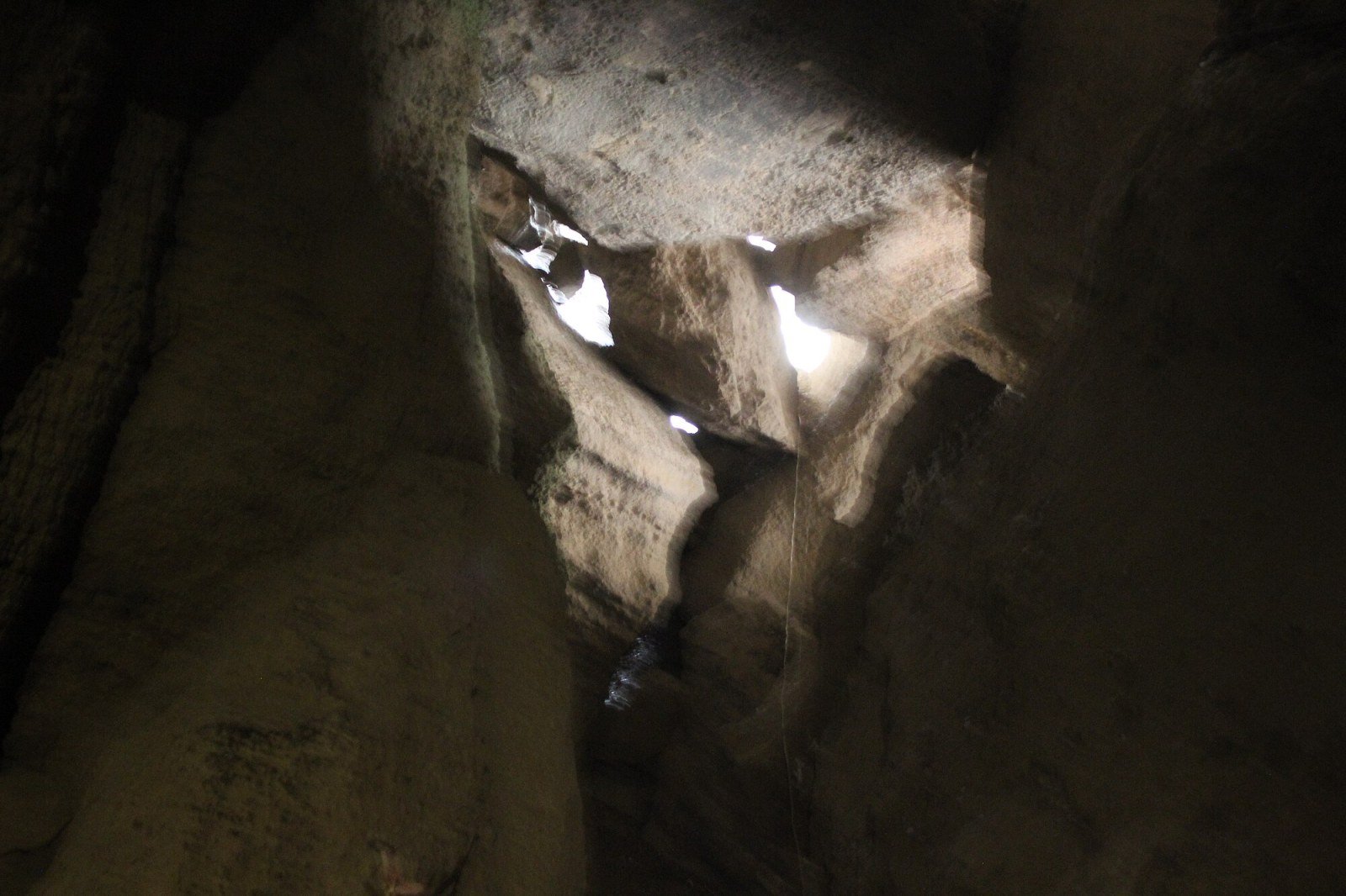 Vista del río Arpa y los viñedos desde la cueva de Areni-1, Armenia