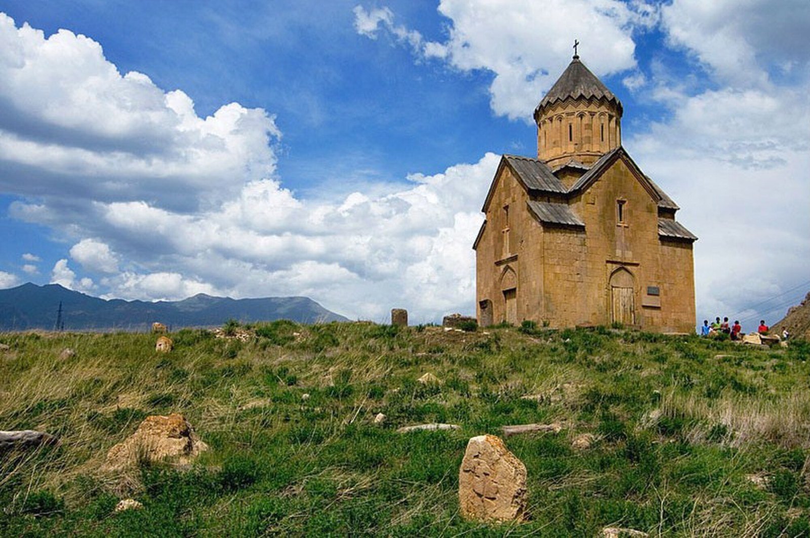 Iglesia de Areni junto al río Arpa en el valle de Vayots Dzor, Armenia