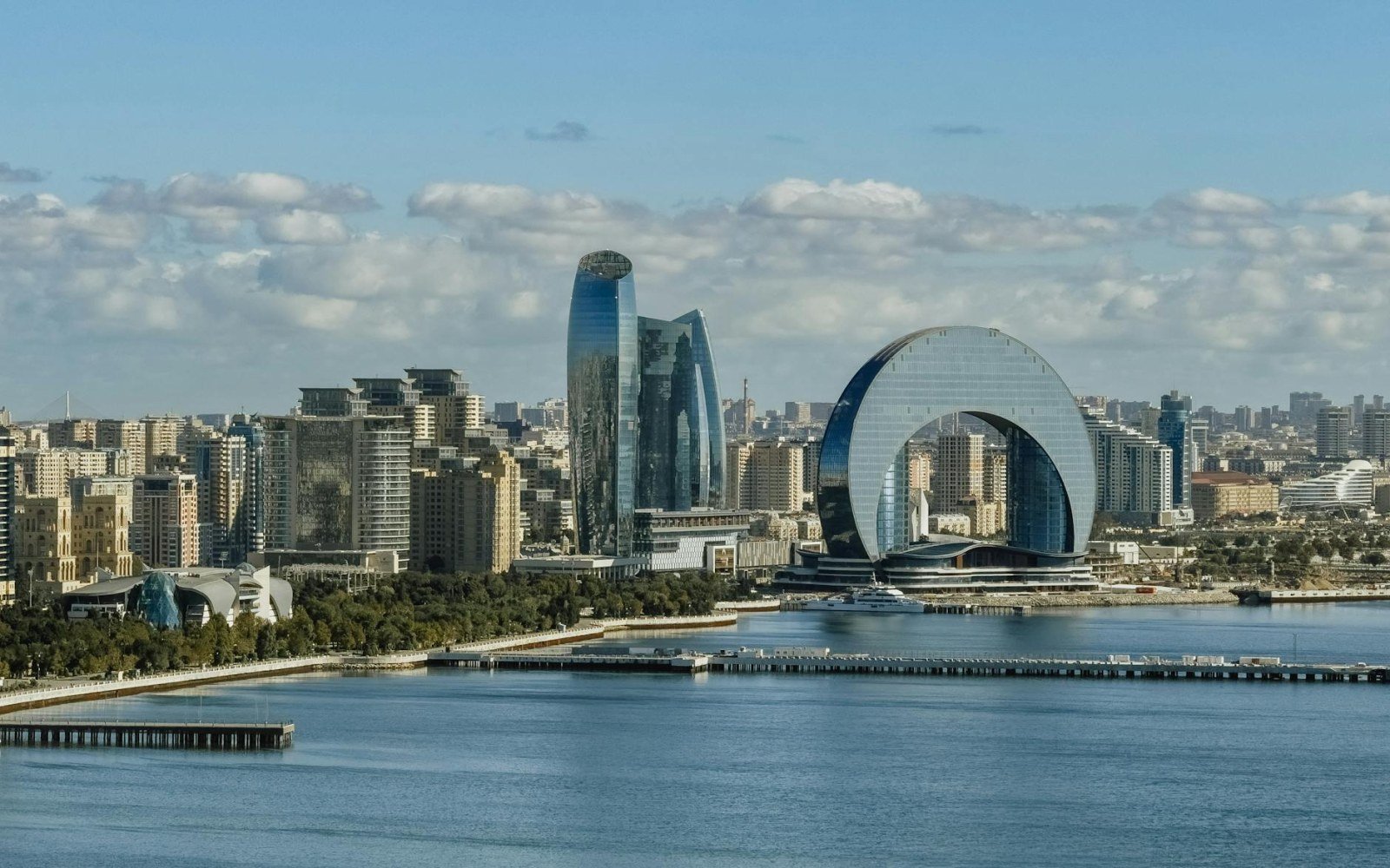 Vista del Bulevar Nacional y la bahía del Caspio desde Bakú