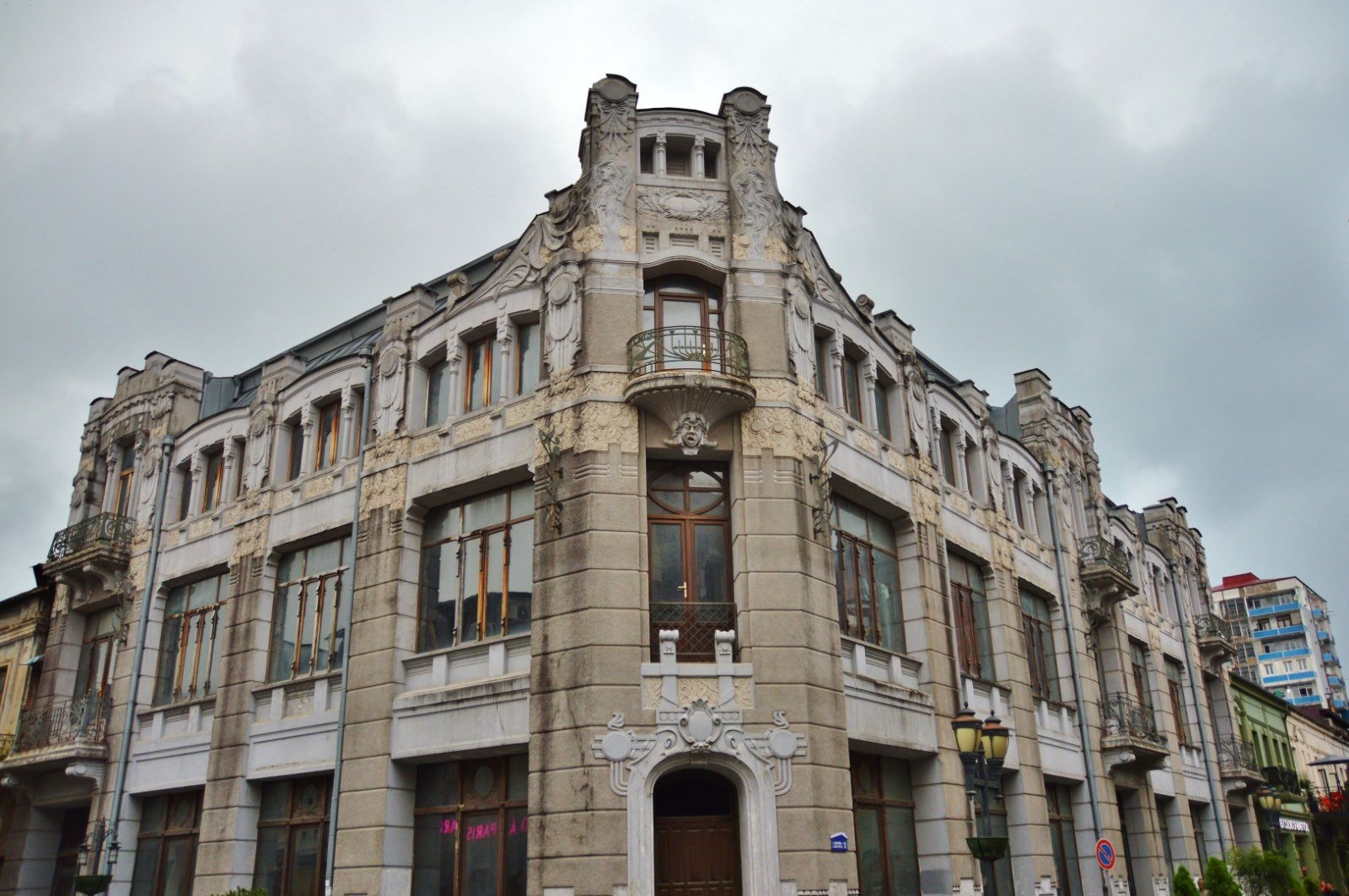 Edificio art nouveau nel centro storico di Batumi