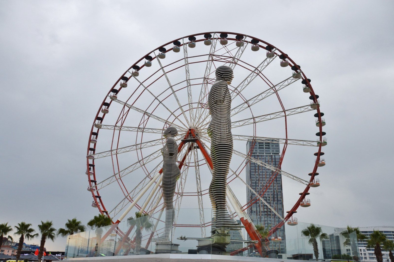 Ali e Nino davanti alla ruota panoramica del lungomare di Batumi