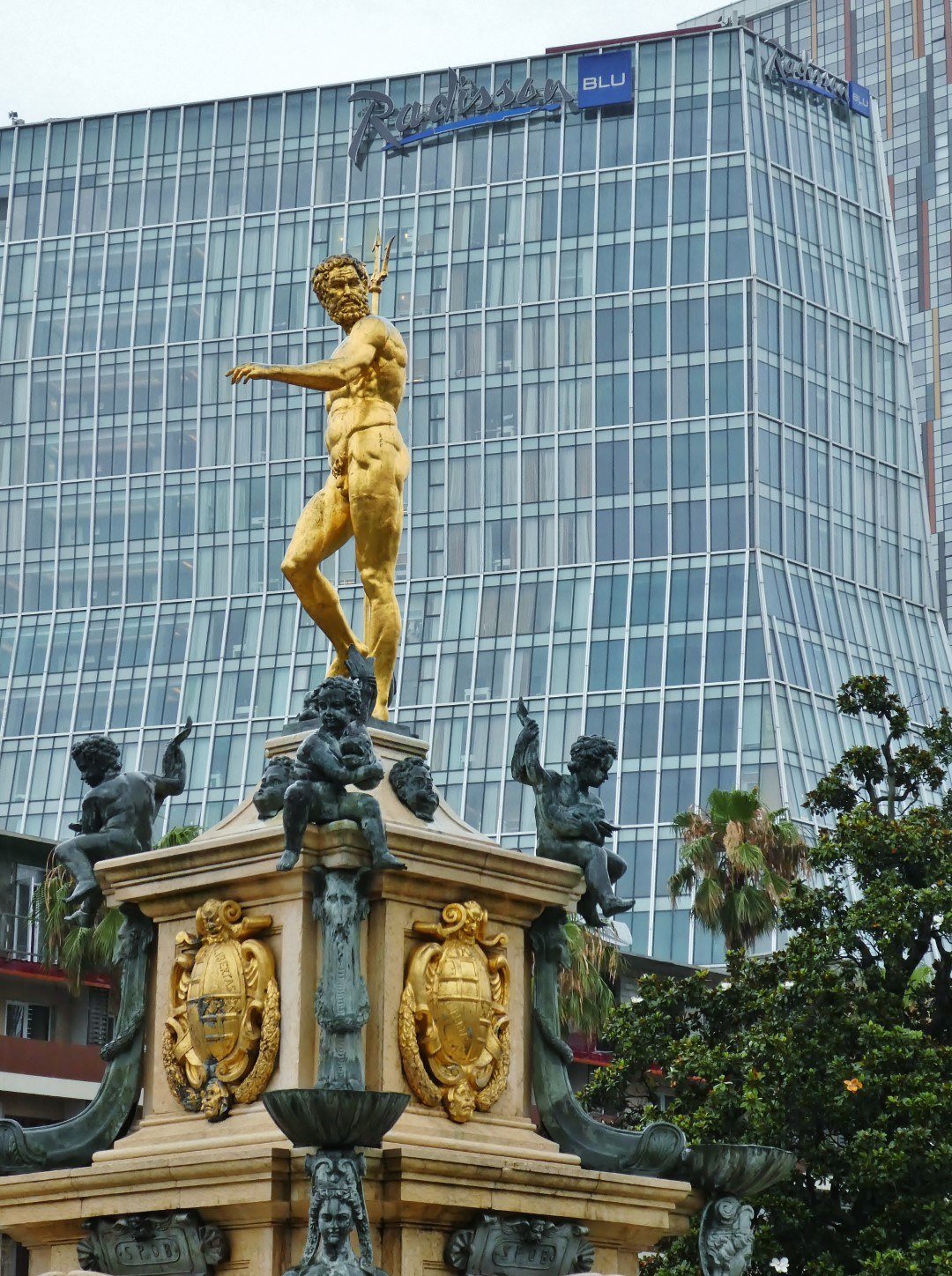 Fontana di Nettuno a Batumi con l'hotel Radisson Blu sullo sfondo