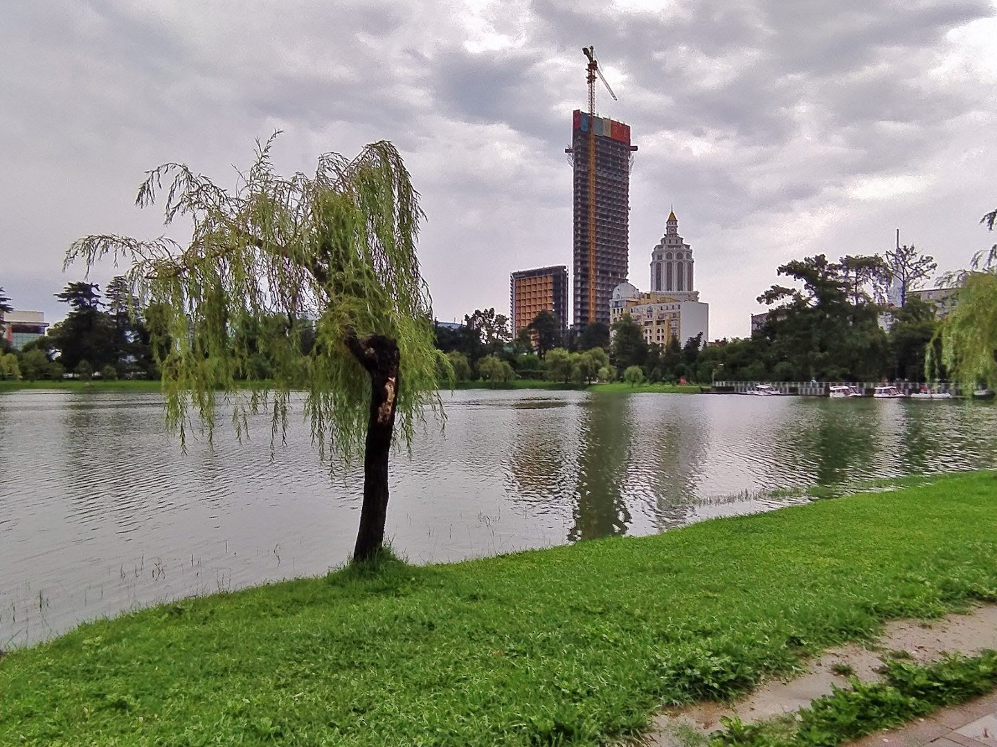 Lago Nurigeli nel Parco del 6 Maggio di Batumi con grattacieli