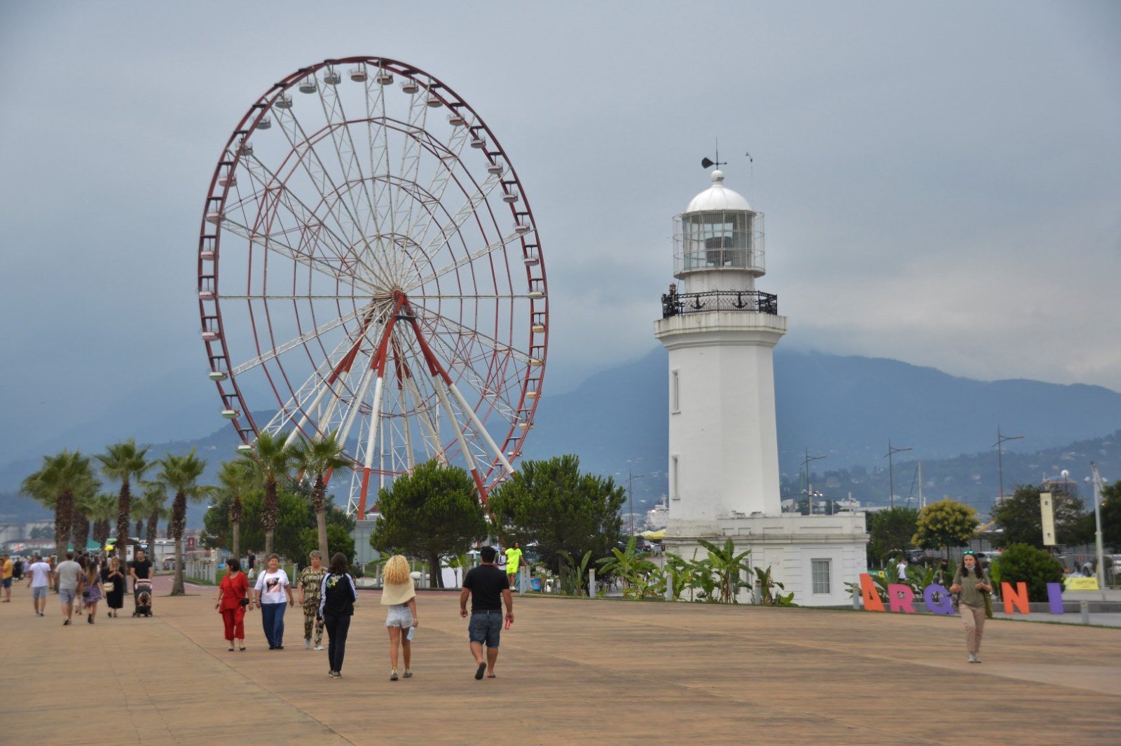 Ruota panoramica e faro del lungomare di Batumi
