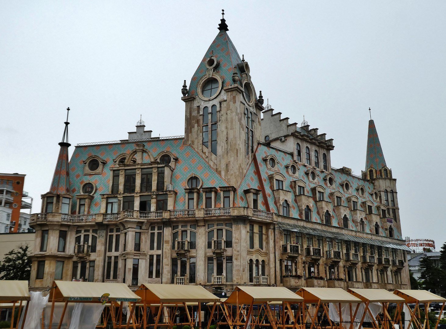 Piazza Europa di Batumi, edificio storicista
