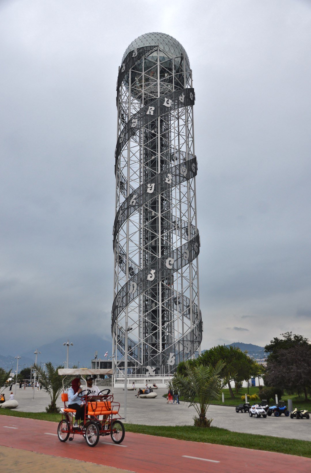 Torre Alfabetica di Batumi al tramonto