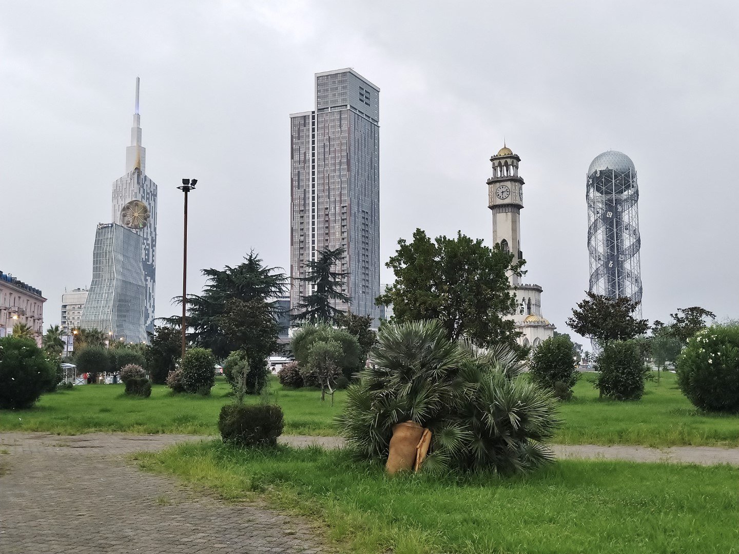 Vista dalla ruota panoramica di Batumi: Torre Alfabetica e lungomare