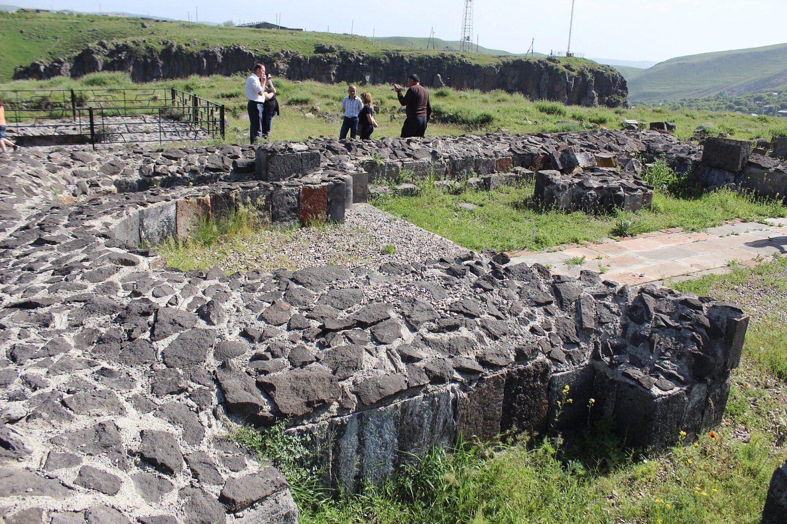 Mura di basalto nero della Fortezza di Bjni sul canyon dell'Hrazdan, Armenia