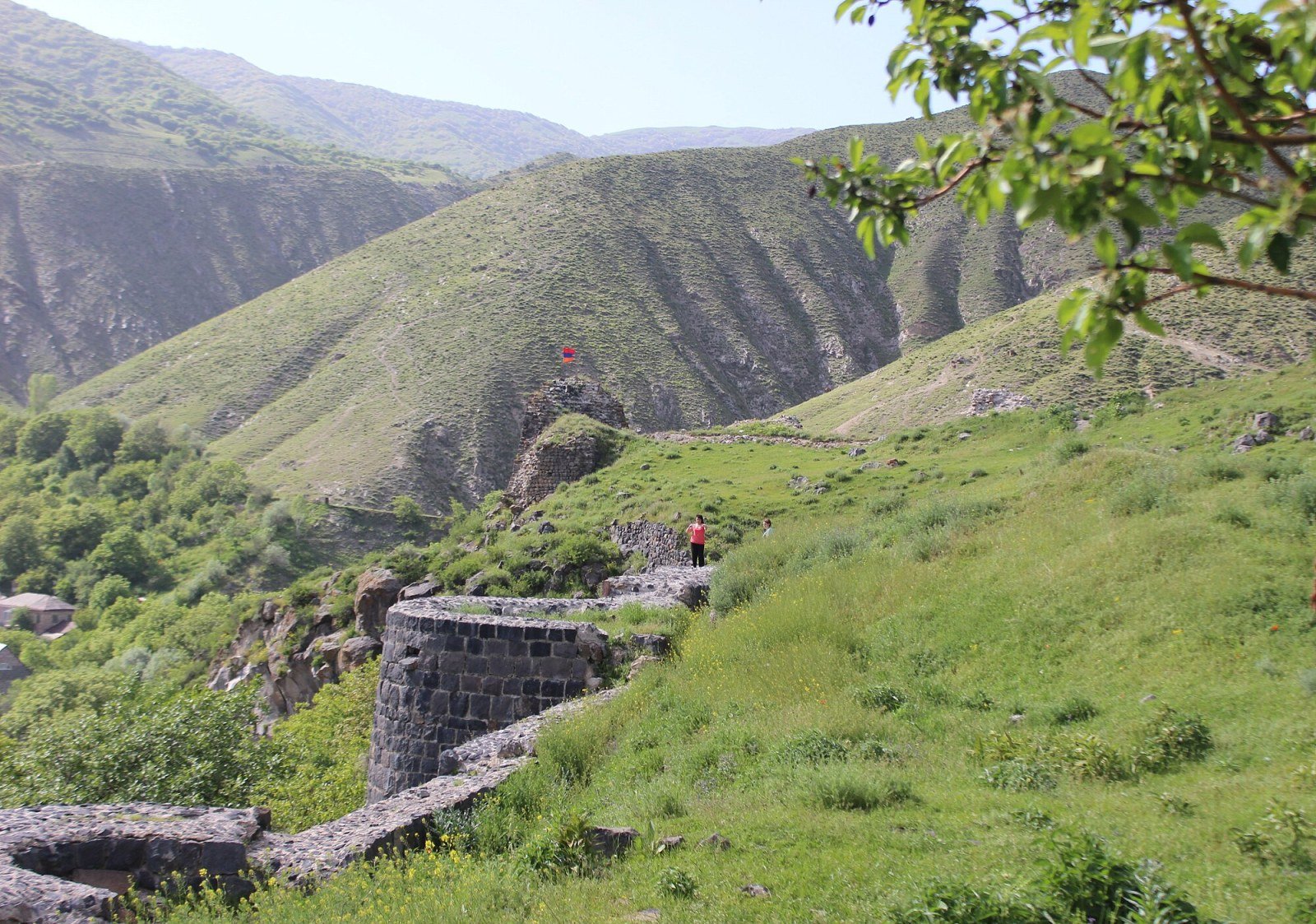 Torri medievali della Fortezza di Bjni con la valle di Kotayk sullo sfondo