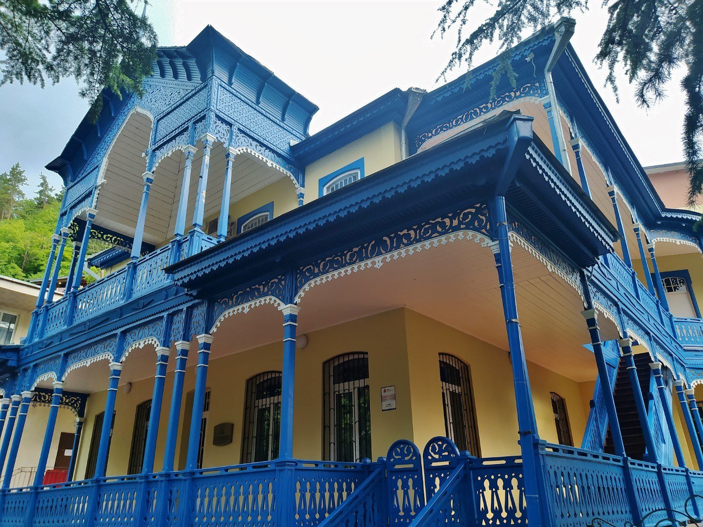 Edificio con gallerie tradizionali in via Baratashvili a Borjomi