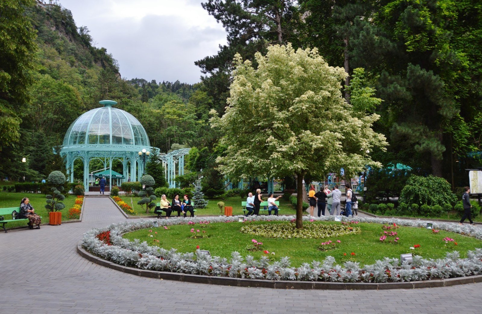 Glorietta d'ingresso e tempietto della sorgente nel Parco Termale di Borjomi