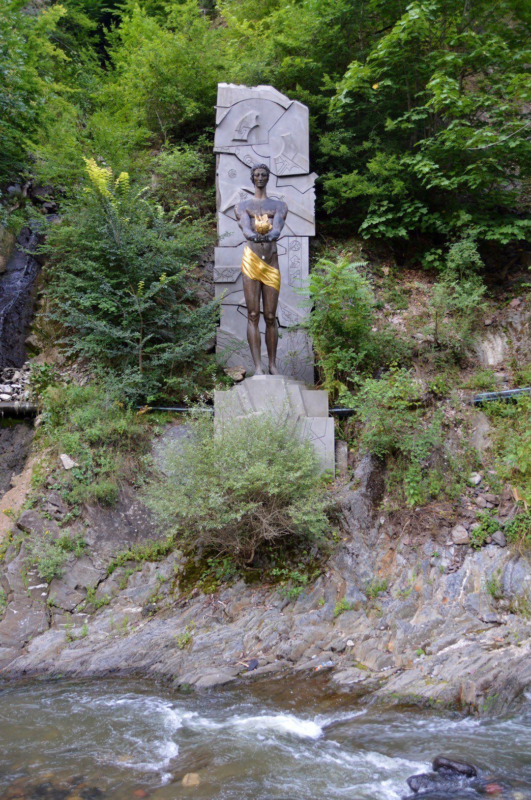 Monumento a Prometeo nel Parco Termale di Borjomi