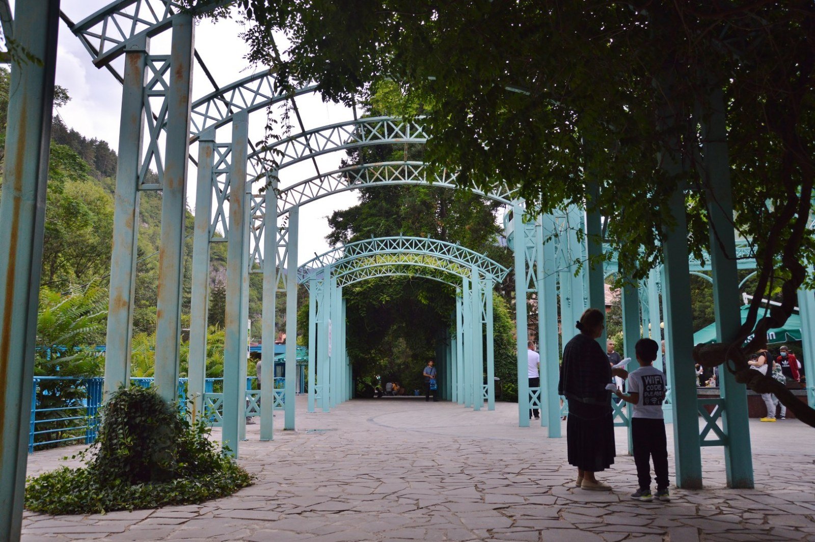 Pergolato del Parco Termale di Borjomi tra gli alberi