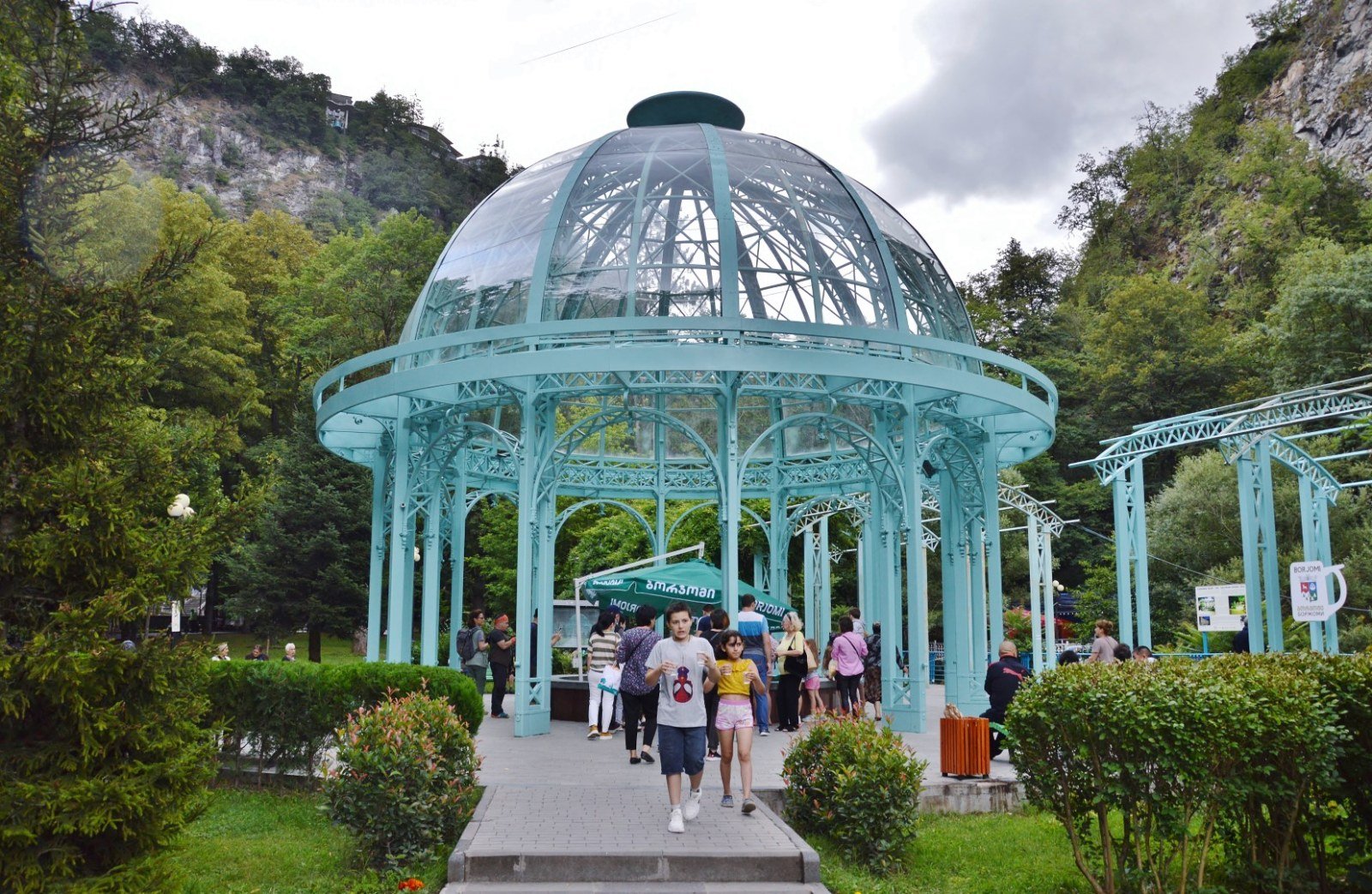 Tempietto della sorgente minerale nel Parco Termale di Borjomi