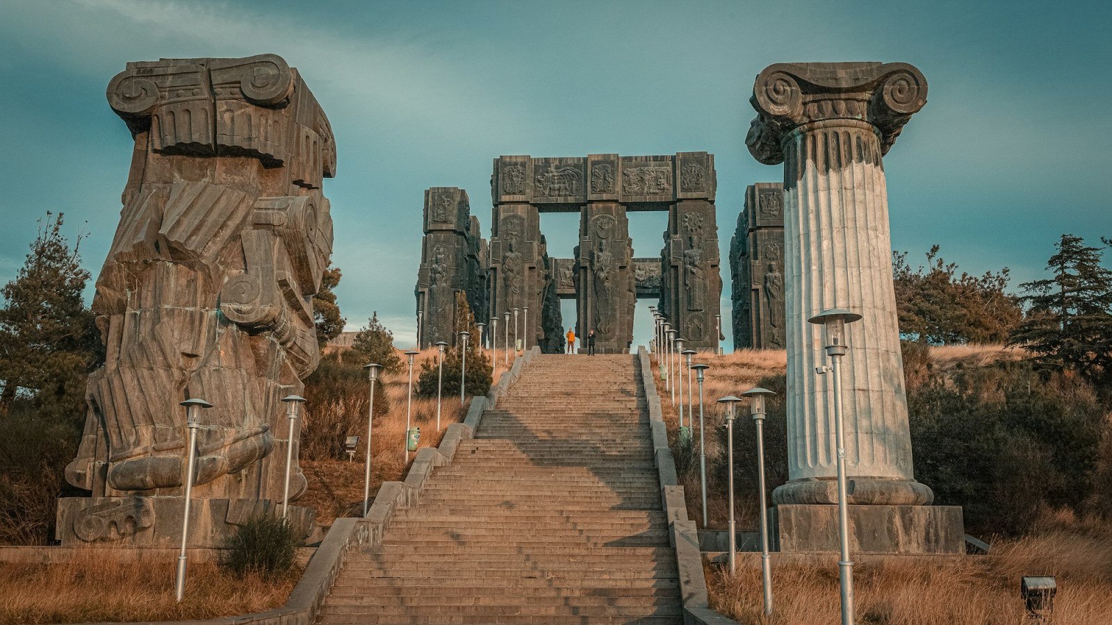 Bassorilievi di cemento sui pilastri della Cronaca della Georgia