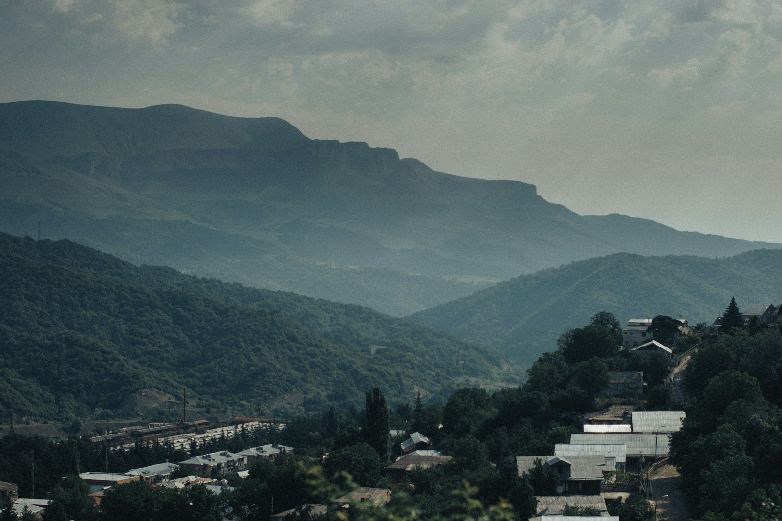 Via Sharambeyan con case di pietra e legno a Dilijan