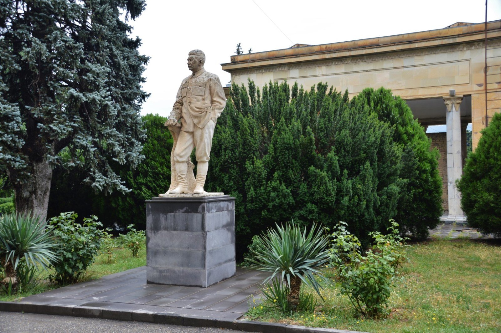 Monumento a Stalin di fronte alla sua casa natale a Gori