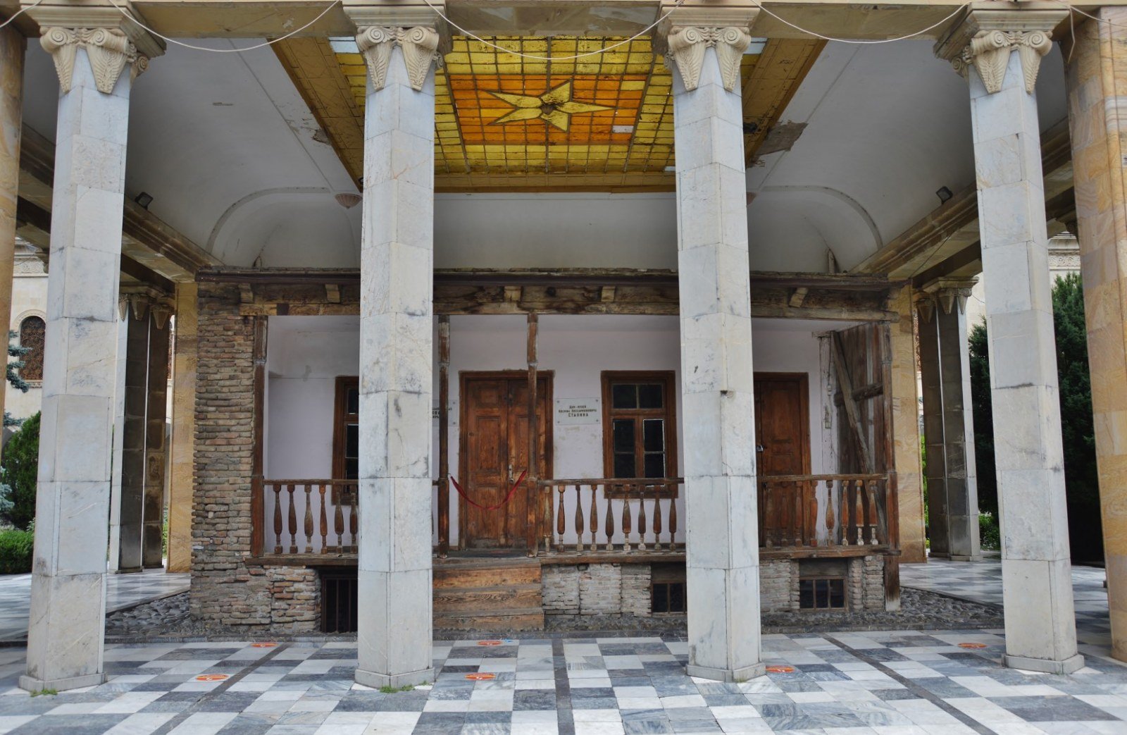 Padiglione neoclassico che copre la casa natale di Stalin a Gori