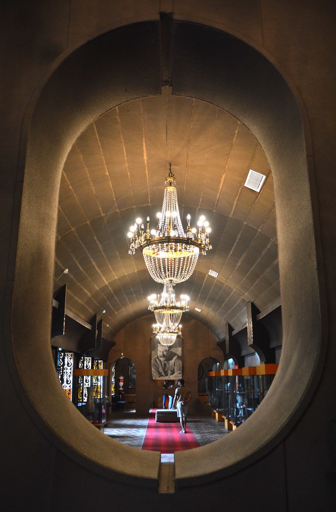 Sala del Museo di Stalin a Gori vista attraverso un oculo