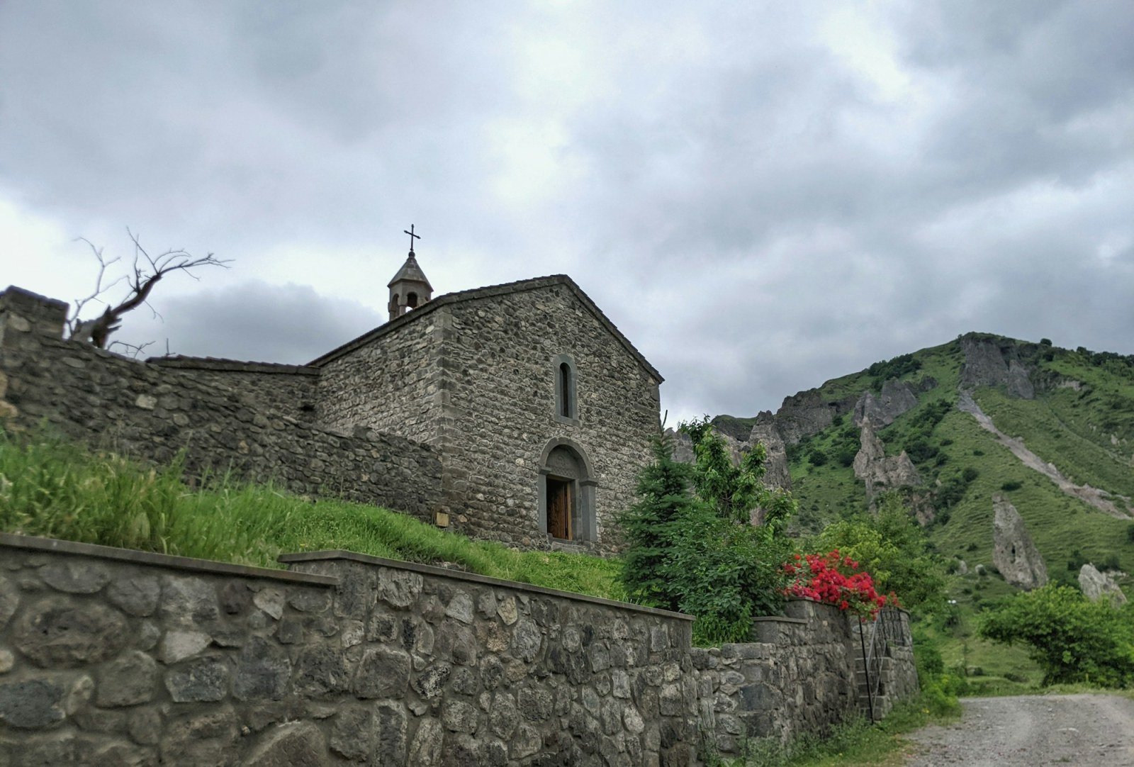 Goris-Landschaft mit grauen Steinnadeln bei Sonnenuntergang in Armenien
