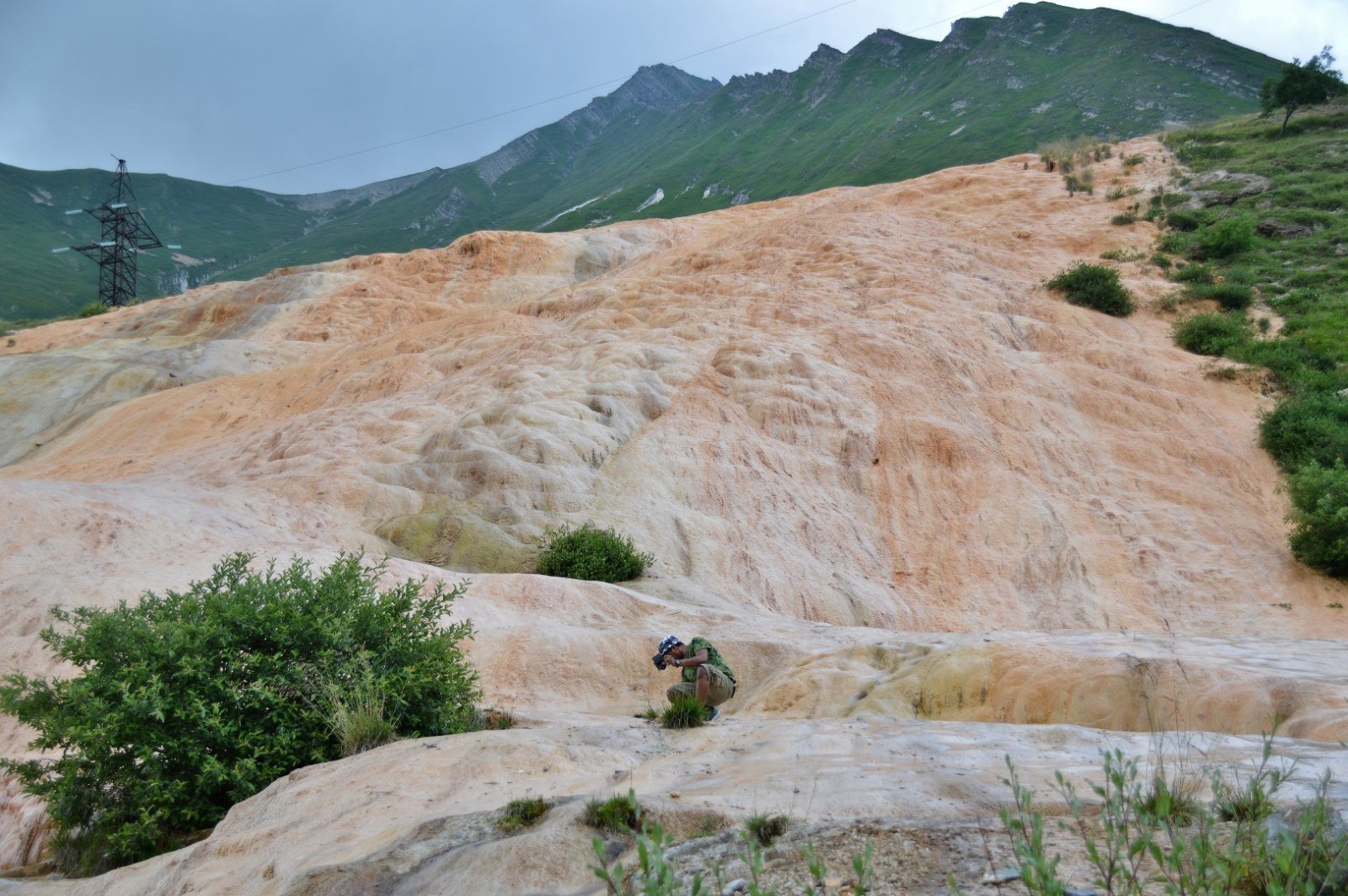 Carretera Militar Georgiana cerca de Gudauri con travertino mineral