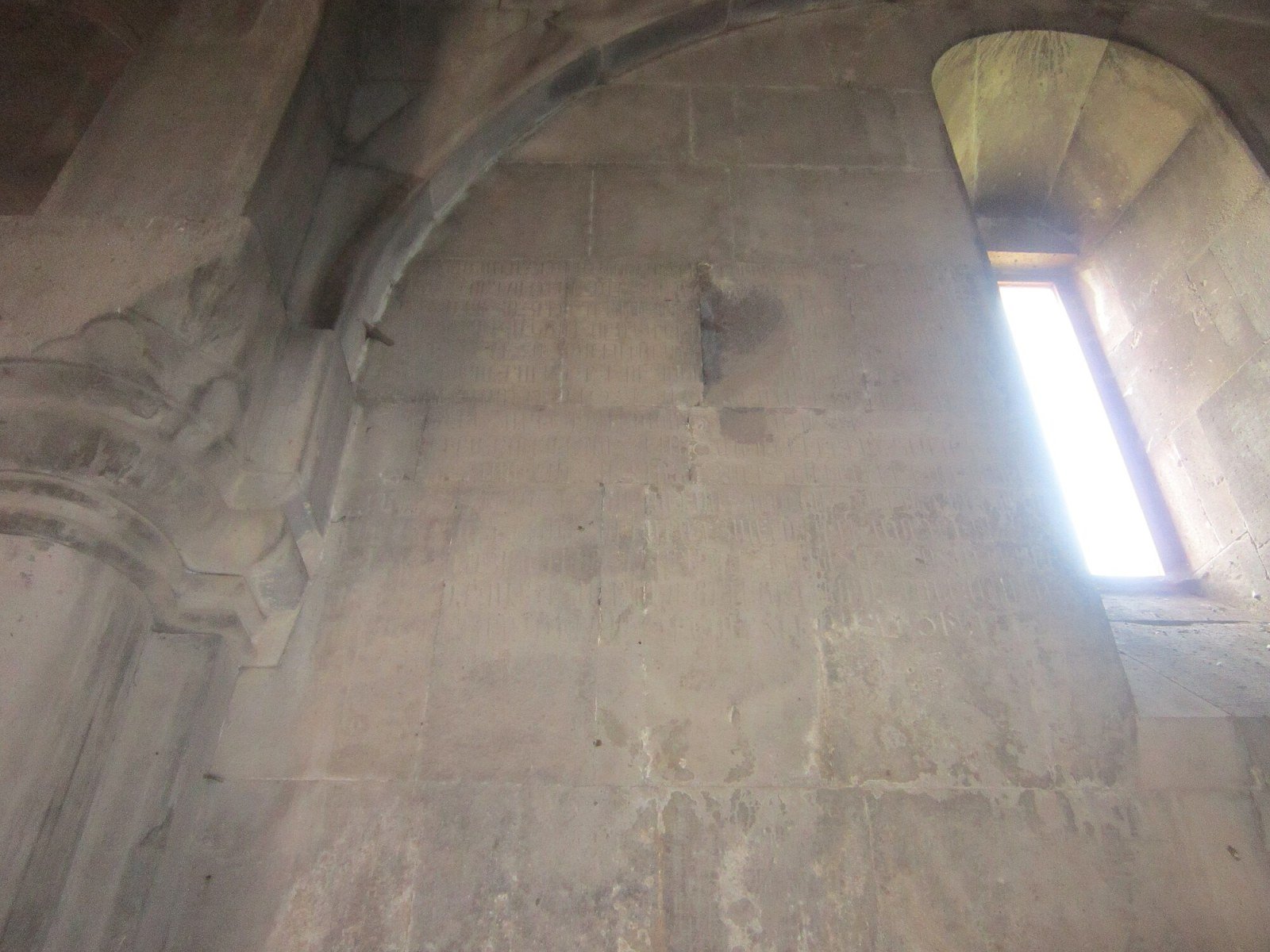 Außenansicht des Klosters Harichavank auf der Shirak-Ebene, Armenien