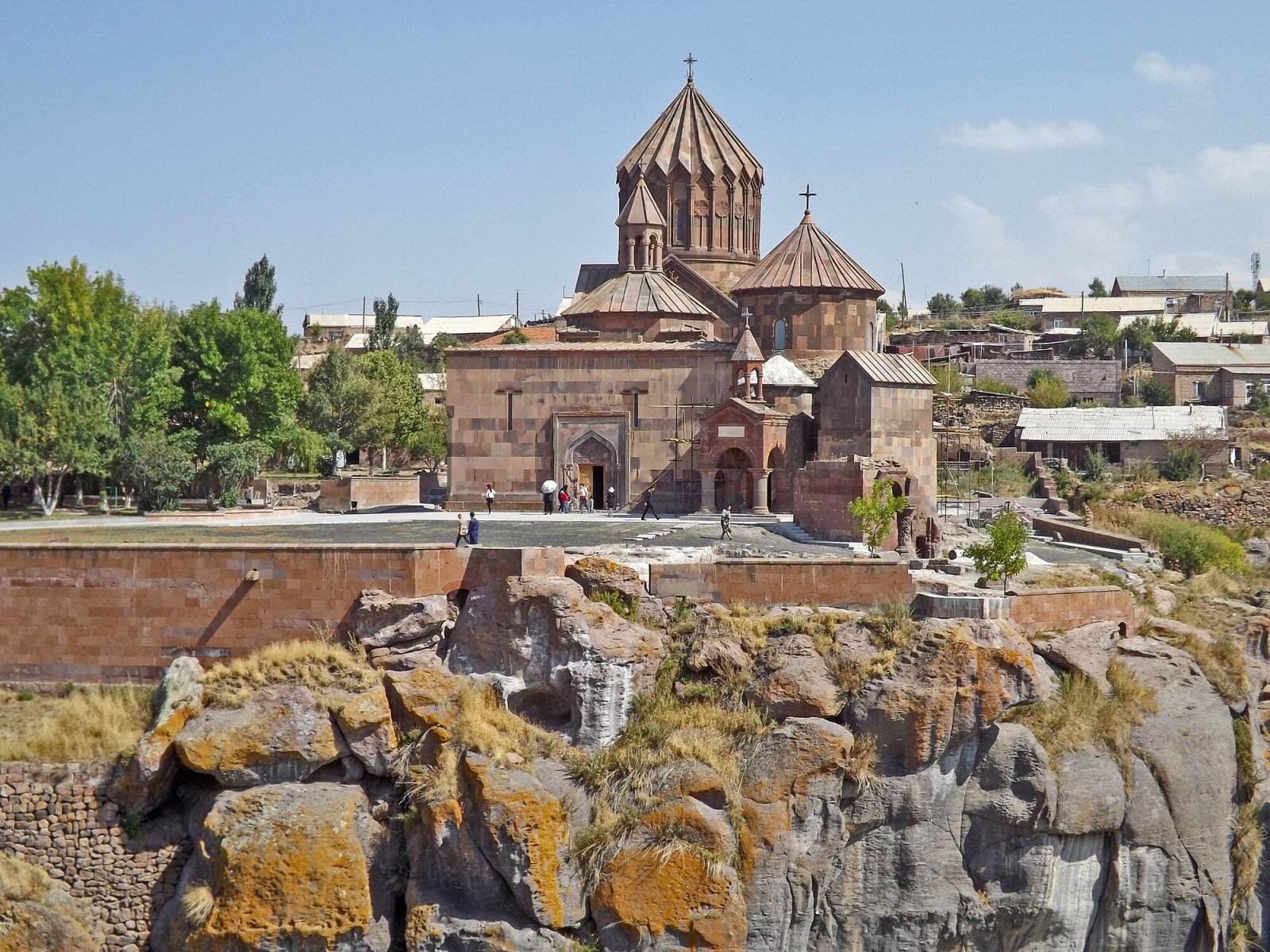Mittelalterliche Kirche Harichavank mit Chatschkars an der Fassade, Armenien