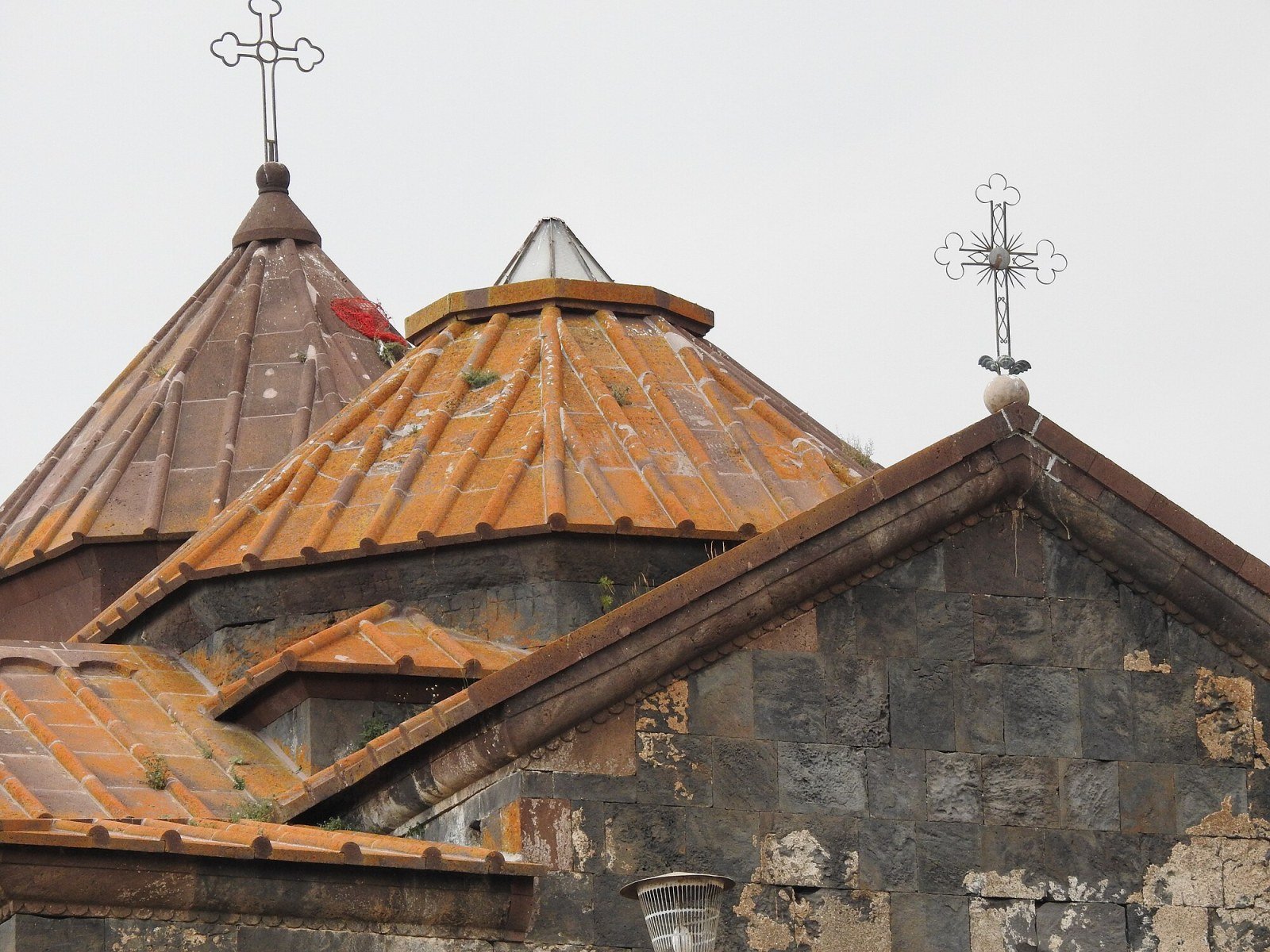 Gavit des Klosters Hayravank mit zweifarbiger Kuppel