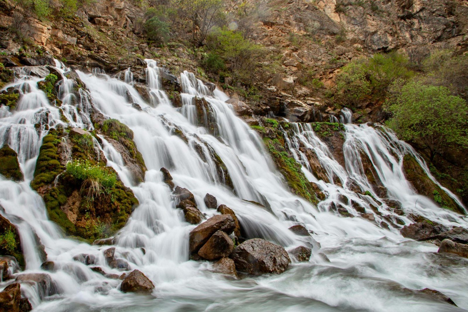 Wasserfall von Jermuk umgeben von Vegetation, Vayots Dzor, Armenien