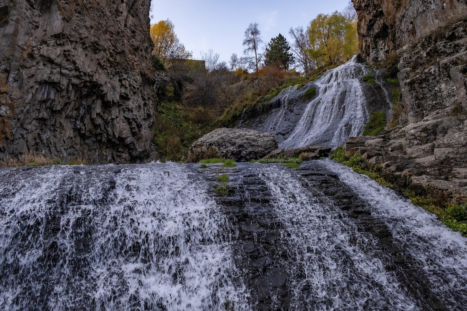 Arpa-Wasserfall im Zentrum von Jermuk, Armenien