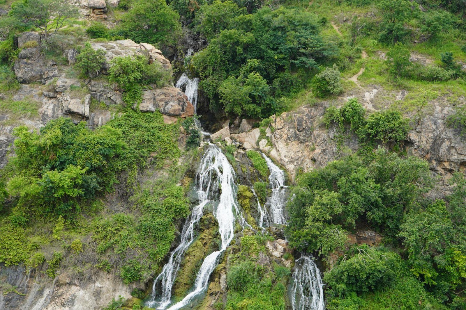 Jermuk-Wasserfall in armenischen Bergwäldern