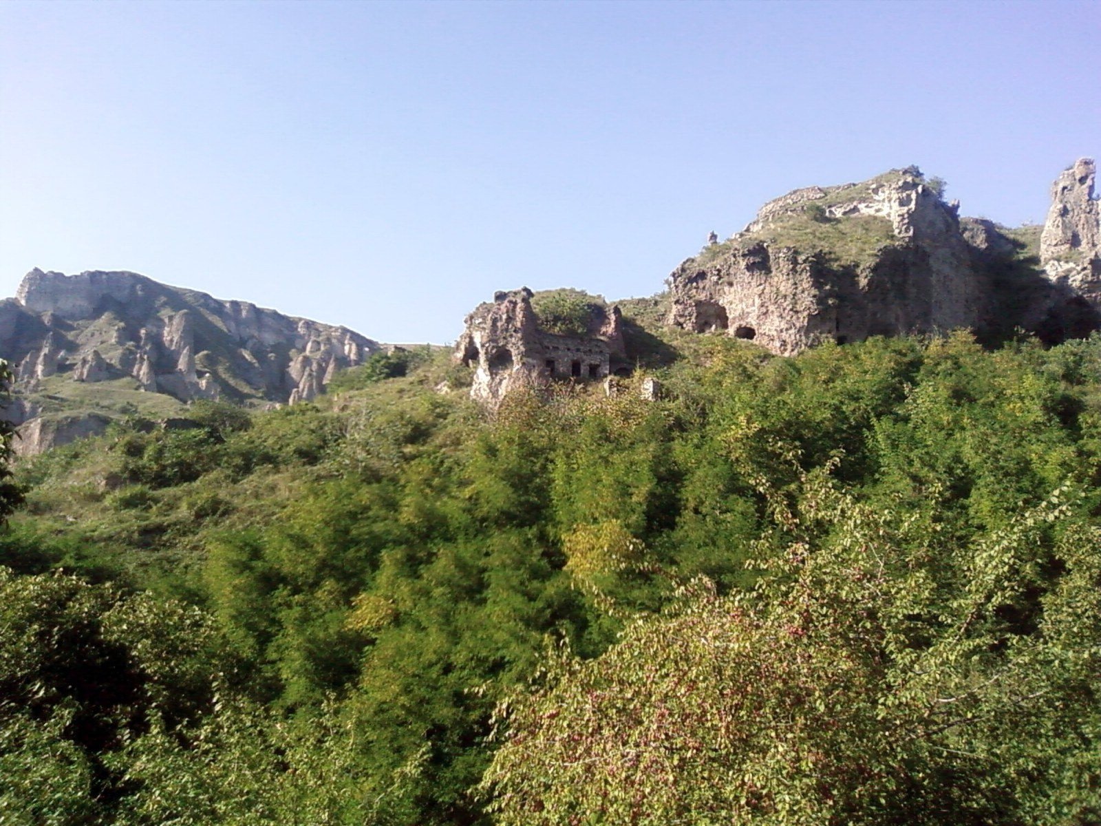 In die Schluchtenwand von Khndzoresk gehauene Höhlen, Armenien