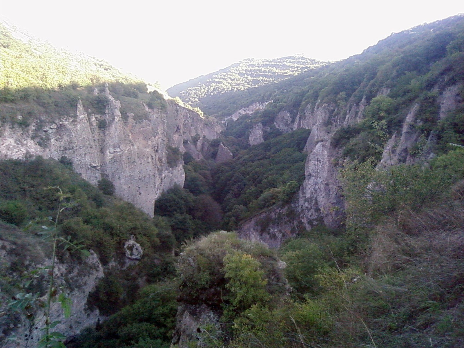 Panoramablick auf das alte Höhlendorf Khndzoresk vom Schluchtenrand