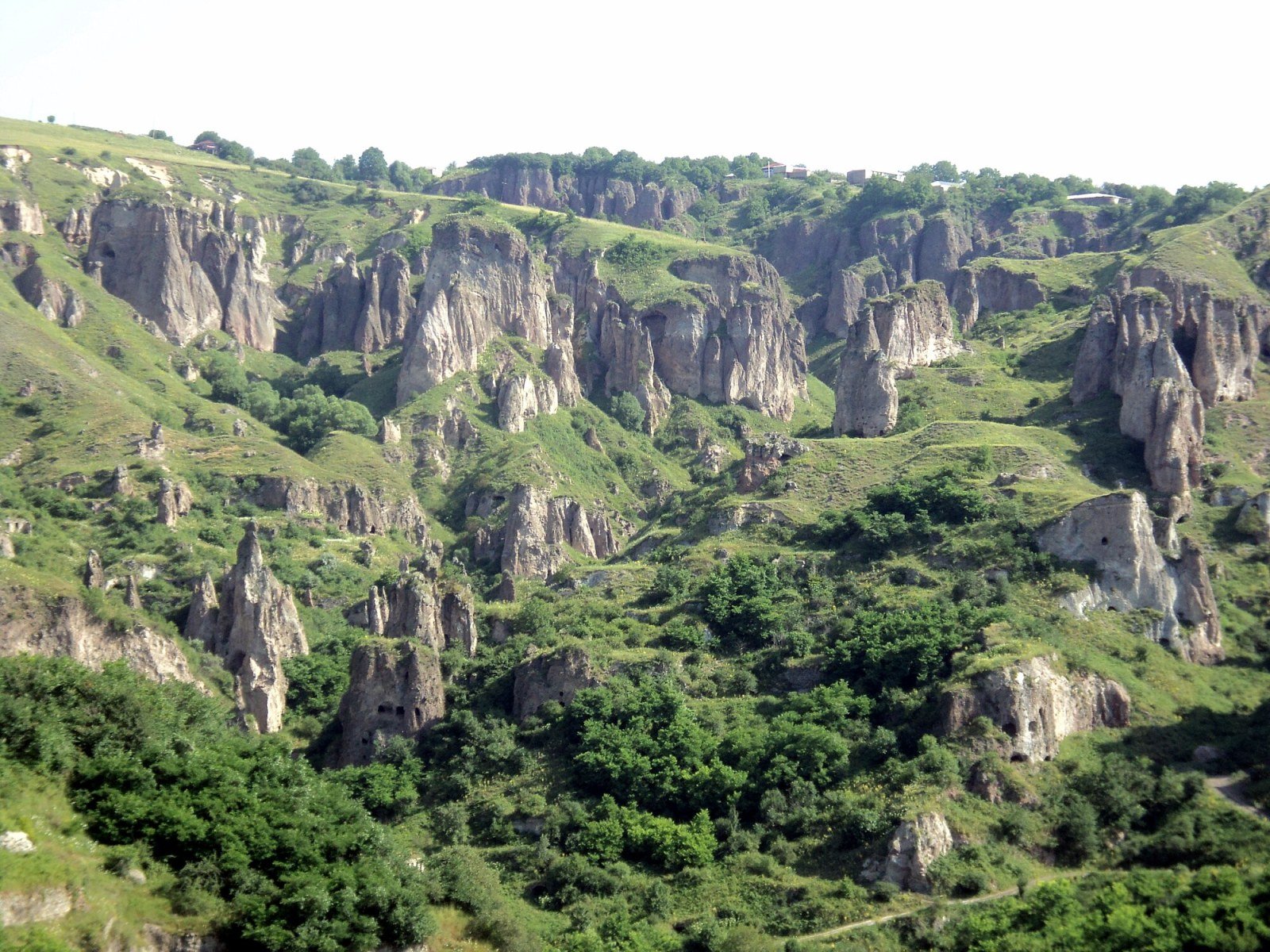 Detail von Höhlen und Khachkaren an den Felswänden von Khndzoresk
