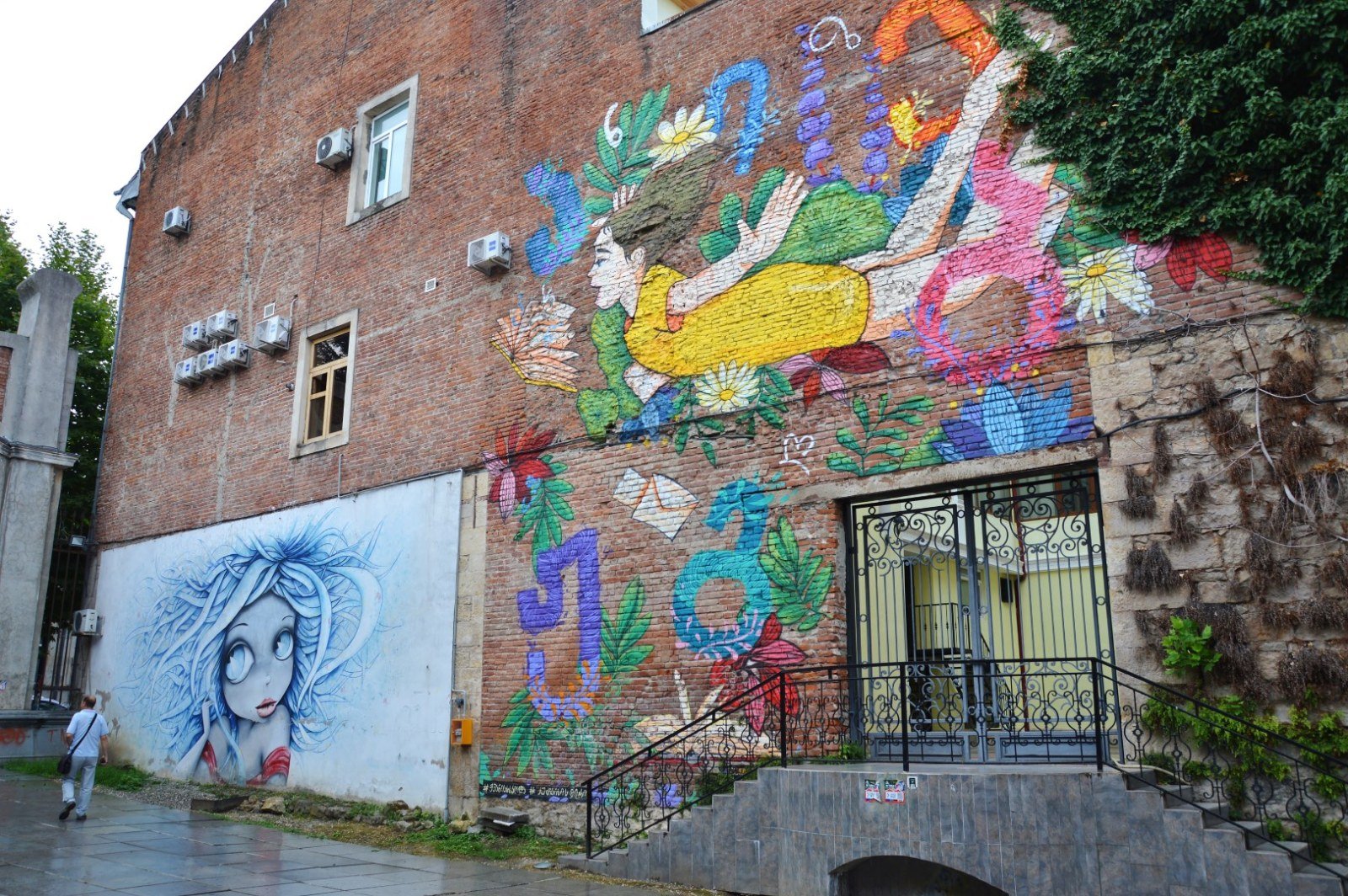 Graffiti in un vicolo tra le strade di Kutaisi